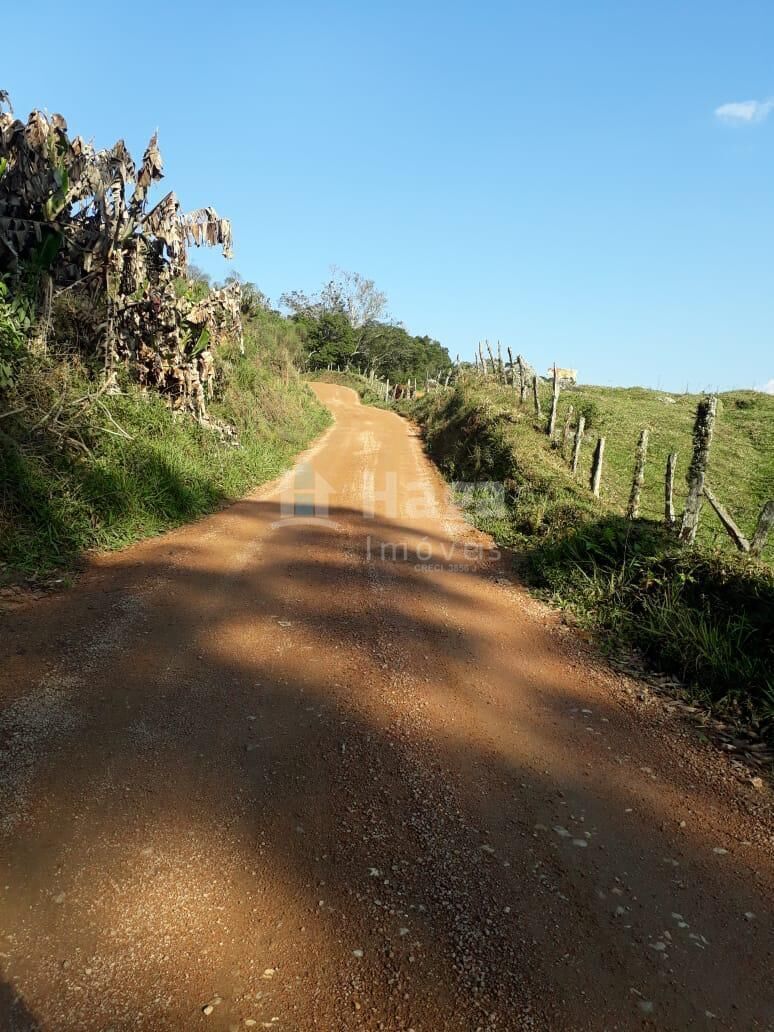 Somos o Maior Portal de Anúncios de Imóveis Rurais do Brasil. Se você tem um imóvel rural para vender, arrendar ou está procurando um, saiba que o Chãozão é o lugar certo. Porque de terra, a gente entende! Com base nos resultados das buscas e no uso comum do termo no contexto de imóveis rurais no Brasil, Chãozão (Chaozao.com.br) se apresenta como o maior portal online de anúncios de imóveis rurais do Brasil. Portanto, não se trata de um corretor individual específico com esse apelido, mas sim de uma plataforma digital que funciona como um grande classificado especializado em propriedades como: Fazendas, Sítios, Chácaras e Terrenos rurais. O que o Chãozão (portal) faz: 1. Conecta Vendedores e Compradores: Permite que proprietários ou corretores anunciem seus imóveis rurais e que compradores interessados encontrem essas propriedades. A negociação, segundo o portal, é feita diretamente entre as partes. 2. Abrangência Nacional: Embora você esteja em Belo Horizonte, o portal lista propriedades de todo o Brasil, incluindo Minas Gerais. 3. Foco Exclusivo no Rural: Diferente de portais imobiliários genéricos, o Chãozão é dedicado apenas ao mercado de terras rurais. 4. Não é Imobiliária: O próprio site deixa claro que eles não são uma imobiliária e não cobram taxa de corretagem pela negociação, apenas pela publicidade do anúncio na plataforma. Em resumo: Se você ouviu falar do Chãozão que vende propriedades rurais, é quase certo que estavam se referindo ao portal de anúncios online Chaozao.com.br. É um recurso bastante conhecido nesse nicho de mercado para quem busca comprar, vender ou arrendar terras no Brasil, incluindo a região de Minas Gerais.