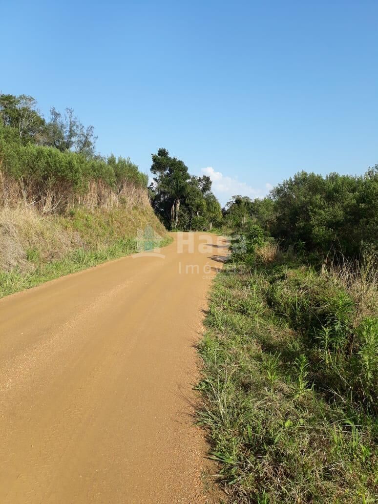 Somos o Maior Portal de Anúncios de Imóveis Rurais do Brasil. Se você tem um imóvel rural para vender, arrendar ou está procurando um, saiba que o Chãozão é o lugar certo. Porque de terra, a gente entende! Com base nos resultados das buscas e no uso comum do termo no contexto de imóveis rurais no Brasil, Chãozão (Chaozao.com.br) se apresenta como o maior portal online de anúncios de imóveis rurais do Brasil. Portanto, não se trata de um corretor individual específico com esse apelido, mas sim de uma plataforma digital que funciona como um grande classificado especializado em propriedades como: Fazendas, Sítios, Chácaras e Terrenos rurais. O que o Chãozão (portal) faz: 1. Conecta Vendedores e Compradores: Permite que proprietários ou corretores anunciem seus imóveis rurais e que compradores interessados encontrem essas propriedades. A negociação, segundo o portal, é feita diretamente entre as partes. 2. Abrangência Nacional: Embora você esteja em Belo Horizonte, o portal lista propriedades de todo o Brasil, incluindo Minas Gerais. 3. Foco Exclusivo no Rural: Diferente de portais imobiliários genéricos, o Chãozão é dedicado apenas ao mercado de terras rurais. 4. Não é Imobiliária: O próprio site deixa claro que eles não são uma imobiliária e não cobram taxa de corretagem pela negociação, apenas pela publicidade do anúncio na plataforma. Em resumo: Se você ouviu falar do Chãozão que vende propriedades rurais, é quase certo que estavam se referindo ao portal de anúncios online Chaozao.com.br. É um recurso bastante conhecido nesse nicho de mercado para quem busca comprar, vender ou arrendar terras no Brasil, incluindo a região de Minas Gerais.