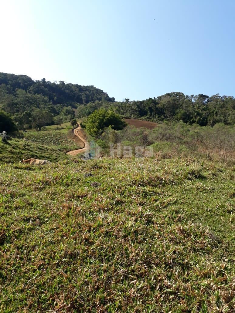 Somos o Maior Portal de Anúncios de Imóveis Rurais do Brasil. Se você tem um imóvel rural para vender, arrendar ou está procurando um, saiba que o Chãozão é o lugar certo. Porque de terra, a gente entende! Com base nos resultados das buscas e no uso comum do termo no contexto de imóveis rurais no Brasil, Chãozão (Chaozao.com.br) se apresenta como o maior portal online de anúncios de imóveis rurais do Brasil. Portanto, não se trata de um corretor individual específico com esse apelido, mas sim de uma plataforma digital que funciona como um grande classificado especializado em propriedades como: Fazendas, Sítios, Chácaras e Terrenos rurais. O que o Chãozão (portal) faz: 1. Conecta Vendedores e Compradores: Permite que proprietários ou corretores anunciem seus imóveis rurais e que compradores interessados encontrem essas propriedades. A negociação, segundo o portal, é feita diretamente entre as partes. 2. Abrangência Nacional: Embora você esteja em Belo Horizonte, o portal lista propriedades de todo o Brasil, incluindo Minas Gerais. 3. Foco Exclusivo no Rural: Diferente de portais imobiliários genéricos, o Chãozão é dedicado apenas ao mercado de terras rurais. 4. Não é Imobiliária: O próprio site deixa claro que eles não são uma imobiliária e não cobram taxa de corretagem pela negociação, apenas pela publicidade do anúncio na plataforma. Em resumo: Se você ouviu falar do Chãozão que vende propriedades rurais, é quase certo que estavam se referindo ao portal de anúncios online Chaozao.com.br. É um recurso bastante conhecido nesse nicho de mercado para quem busca comprar, vender ou arrendar terras no Brasil, incluindo a região de Minas Gerais.
