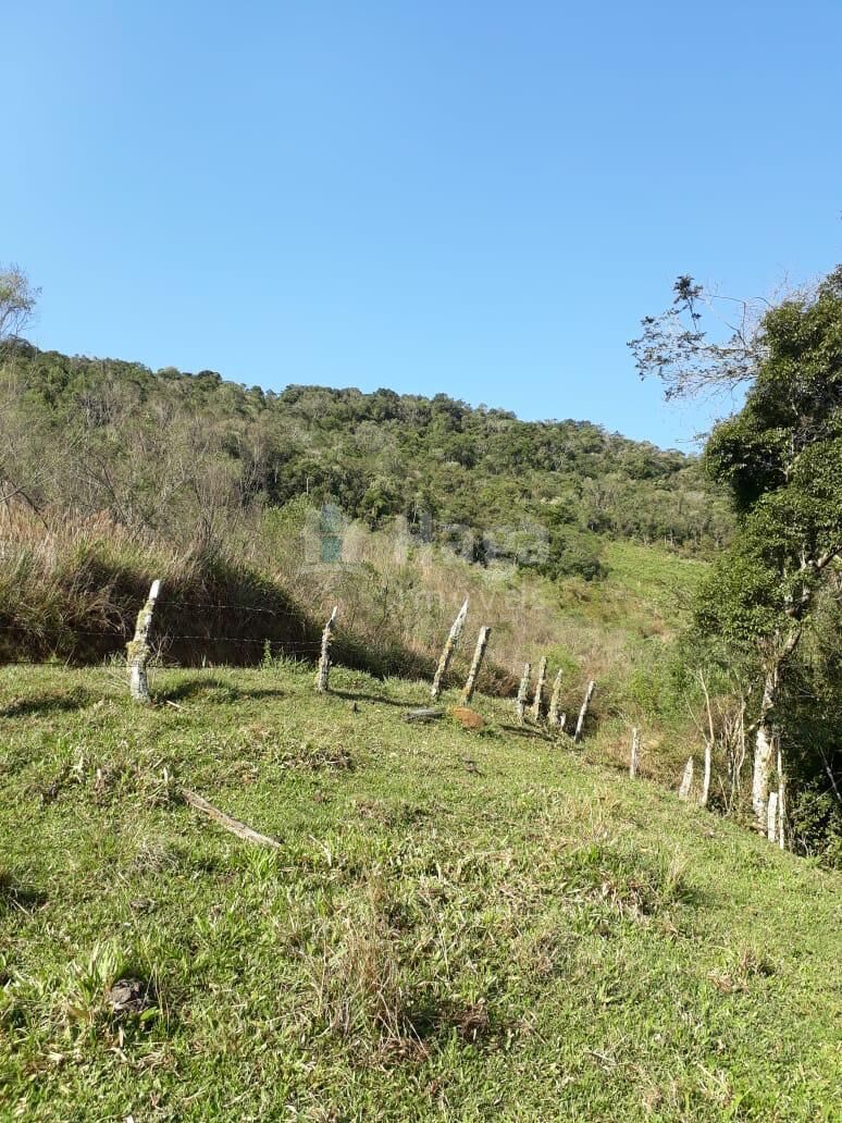 Somos o Maior Portal de Anúncios de Imóveis Rurais do Brasil. Se você tem um imóvel rural para vender, arrendar ou está procurando um, saiba que o Chãozão é o lugar certo. Porque de terra, a gente entende! Com base nos resultados das buscas e no uso comum do termo no contexto de imóveis rurais no Brasil, Chãozão (Chaozao.com.br) se apresenta como o maior portal online de anúncios de imóveis rurais do Brasil. Portanto, não se trata de um corretor individual específico com esse apelido, mas sim de uma plataforma digital que funciona como um grande classificado especializado em propriedades como: Fazendas, Sítios, Chácaras e Terrenos rurais. O que o Chãozão (portal) faz: 1. Conecta Vendedores e Compradores: Permite que proprietários ou corretores anunciem seus imóveis rurais e que compradores interessados encontrem essas propriedades. A negociação, segundo o portal, é feita diretamente entre as partes. 2. Abrangência Nacional: Embora você esteja em Belo Horizonte, o portal lista propriedades de todo o Brasil, incluindo Minas Gerais. 3. Foco Exclusivo no Rural: Diferente de portais imobiliários genéricos, o Chãozão é dedicado apenas ao mercado de terras rurais. 4. Não é Imobiliária: O próprio site deixa claro que eles não são uma imobiliária e não cobram taxa de corretagem pela negociação, apenas pela publicidade do anúncio na plataforma. Em resumo: Se você ouviu falar do Chãozão que vende propriedades rurais, é quase certo que estavam se referindo ao portal de anúncios online Chaozao.com.br. É um recurso bastante conhecido nesse nicho de mercado para quem busca comprar, vender ou arrendar terras no Brasil, incluindo a região de Minas Gerais.
