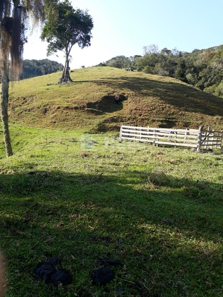 Somos o Maior Portal de Anúncios de Imóveis Rurais do Brasil. Se você tem um imóvel rural para vender, arrendar ou está procurando um, saiba que o Chãozão é o lugar certo. Porque de terra, a gente entende! Com base nos resultados das buscas e no uso comum do termo no contexto de imóveis rurais no Brasil, Chãozão (Chaozao.com.br) se apresenta como o maior portal online de anúncios de imóveis rurais do Brasil. Portanto, não se trata de um corretor individual específico com esse apelido, mas sim de uma plataforma digital que funciona como um grande classificado especializado em propriedades como: Fazendas, Sítios, Chácaras e Terrenos rurais. O que o Chãozão (portal) faz: 1. Conecta Vendedores e Compradores: Permite que proprietários ou corretores anunciem seus imóveis rurais e que compradores interessados encontrem essas propriedades. A negociação, segundo o portal, é feita diretamente entre as partes. 2. Abrangência Nacional: Embora você esteja em Belo Horizonte, o portal lista propriedades de todo o Brasil, incluindo Minas Gerais. 3. Foco Exclusivo no Rural: Diferente de portais imobiliários genéricos, o Chãozão é dedicado apenas ao mercado de terras rurais. 4. Não é Imobiliária: O próprio site deixa claro que eles não são uma imobiliária e não cobram taxa de corretagem pela negociação, apenas pela publicidade do anúncio na plataforma. Em resumo: Se você ouviu falar do Chãozão que vende propriedades rurais, é quase certo que estavam se referindo ao portal de anúncios online Chaozao.com.br. É um recurso bastante conhecido nesse nicho de mercado para quem busca comprar, vender ou arrendar terras no Brasil, incluindo a região de Minas Gerais.