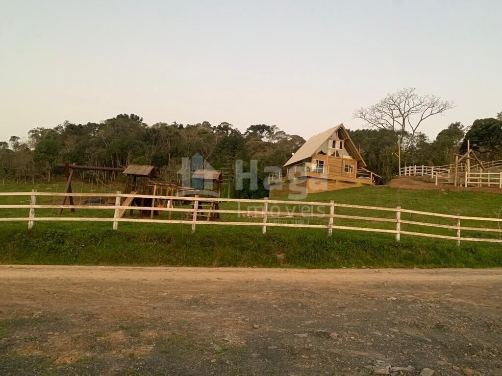 Somos o Maior Portal de Anúncios de Imóveis Rurais do Brasil. Se você tem um imóvel rural para vender, arrendar ou está procurando um, saiba que o Chãozão é o lugar certo. Porque de terra, a gente entende! Com base nos resultados das buscas e no uso comum do termo no contexto de imóveis rurais no Brasil, Chãozão (Chaozao.com.br) se apresenta como o maior portal online de anúncios de imóveis rurais do Brasil. Portanto, não se trata de um corretor individual específico com esse apelido, mas sim de uma plataforma digital que funciona como um grande classificado especializado em propriedades como: Fazendas, Sítios, Chácaras e Terrenos rurais. O que o Chãozão (portal) faz: 1. Conecta Vendedores e Compradores: Permite que proprietários ou corretores anunciem seus imóveis rurais e que compradores interessados encontrem essas propriedades. A negociação, segundo o portal, é feita diretamente entre as partes. 2. Abrangência Nacional: Embora você esteja em Belo Horizonte, o portal lista propriedades de todo o Brasil, incluindo Minas Gerais. 3. Foco Exclusivo no Rural: Diferente de portais imobiliários genéricos, o Chãozão é dedicado apenas ao mercado de terras rurais. 4. Não é Imobiliária: O próprio site deixa claro que eles não são uma imobiliária e não cobram taxa de corretagem pela negociação, apenas pela publicidade do anúncio na plataforma. Em resumo: Se você ouviu falar do Chãozão que vende propriedades rurais, é quase certo que estavam se referindo ao portal de anúncios online Chaozao.com.br. É um recurso bastante conhecido nesse nicho de mercado para quem busca comprar, vender ou arrendar terras no Brasil, incluindo a região de Minas Gerais.