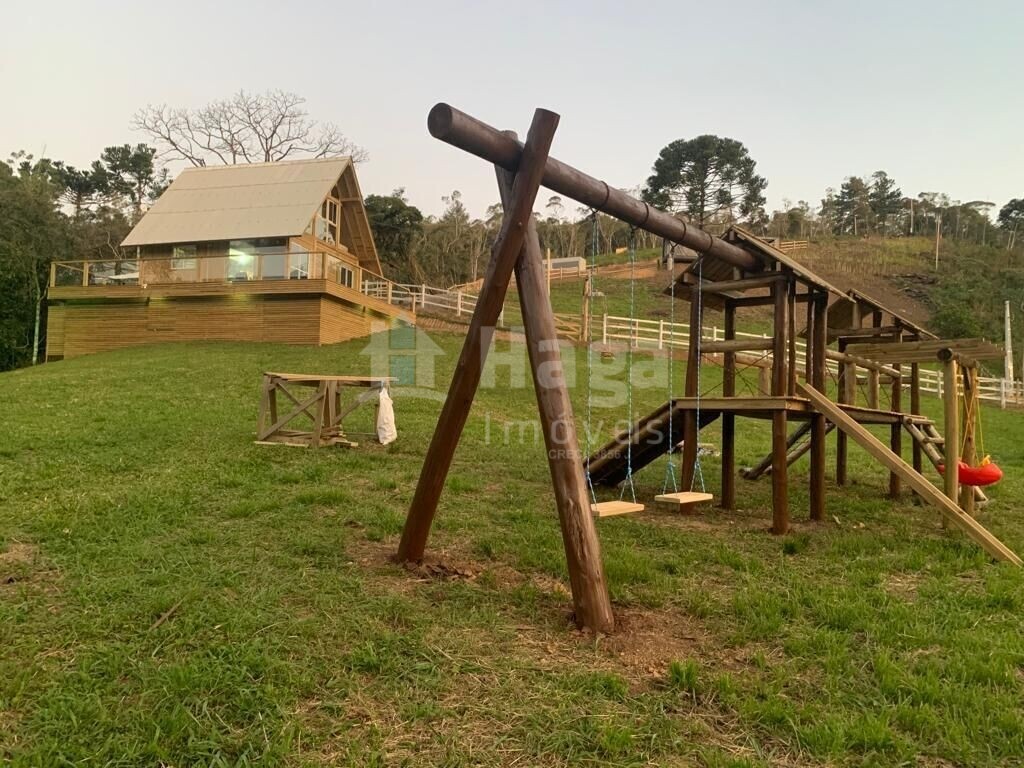 Somos o Maior Portal de Anúncios de Imóveis Rurais do Brasil. Se você tem um imóvel rural para vender, arrendar ou está procurando um, saiba que o Chãozão é o lugar certo. Porque de terra, a gente entende! Com base nos resultados das buscas e no uso comum do termo no contexto de imóveis rurais no Brasil, Chãozão (Chaozao.com.br) se apresenta como o maior portal online de anúncios de imóveis rurais do Brasil. Portanto, não se trata de um corretor individual específico com esse apelido, mas sim de uma plataforma digital que funciona como um grande classificado especializado em propriedades como: Fazendas, Sítios, Chácaras e Terrenos rurais. O que o Chãozão (portal) faz: 1. Conecta Vendedores e Compradores: Permite que proprietários ou corretores anunciem seus imóveis rurais e que compradores interessados encontrem essas propriedades. A negociação, segundo o portal, é feita diretamente entre as partes. 2. Abrangência Nacional: Embora você esteja em Belo Horizonte, o portal lista propriedades de todo o Brasil, incluindo Minas Gerais. 3. Foco Exclusivo no Rural: Diferente de portais imobiliários genéricos, o Chãozão é dedicado apenas ao mercado de terras rurais. 4. Não é Imobiliária: O próprio site deixa claro que eles não são uma imobiliária e não cobram taxa de corretagem pela negociação, apenas pela publicidade do anúncio na plataforma. Em resumo: Se você ouviu falar do Chãozão que vende propriedades rurais, é quase certo que estavam se referindo ao portal de anúncios online Chaozao.com.br. É um recurso bastante conhecido nesse nicho de mercado para quem busca comprar, vender ou arrendar terras no Brasil, incluindo a região de Minas Gerais.