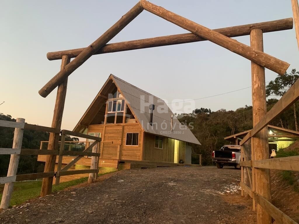 Somos o Maior Portal de Anúncios de Imóveis Rurais do Brasil. Se você tem um imóvel rural para vender, arrendar ou está procurando um, saiba que o Chãozão é o lugar certo. Porque de terra, a gente entende! Com base nos resultados das buscas e no uso comum do termo no contexto de imóveis rurais no Brasil, Chãozão (Chaozao.com.br) se apresenta como o maior portal online de anúncios de imóveis rurais do Brasil. Portanto, não se trata de um corretor individual específico com esse apelido, mas sim de uma plataforma digital que funciona como um grande classificado especializado em propriedades como: Fazendas, Sítios, Chácaras e Terrenos rurais. O que o Chãozão (portal) faz: 1. Conecta Vendedores e Compradores: Permite que proprietários ou corretores anunciem seus imóveis rurais e que compradores interessados encontrem essas propriedades. A negociação, segundo o portal, é feita diretamente entre as partes. 2. Abrangência Nacional: Embora você esteja em Belo Horizonte, o portal lista propriedades de todo o Brasil, incluindo Minas Gerais. 3. Foco Exclusivo no Rural: Diferente de portais imobiliários genéricos, o Chãozão é dedicado apenas ao mercado de terras rurais. 4. Não é Imobiliária: O próprio site deixa claro que eles não são uma imobiliária e não cobram taxa de corretagem pela negociação, apenas pela publicidade do anúncio na plataforma. Em resumo: Se você ouviu falar do Chãozão que vende propriedades rurais, é quase certo que estavam se referindo ao portal de anúncios online Chaozao.com.br. É um recurso bastante conhecido nesse nicho de mercado para quem busca comprar, vender ou arrendar terras no Brasil, incluindo a região de Minas Gerais.