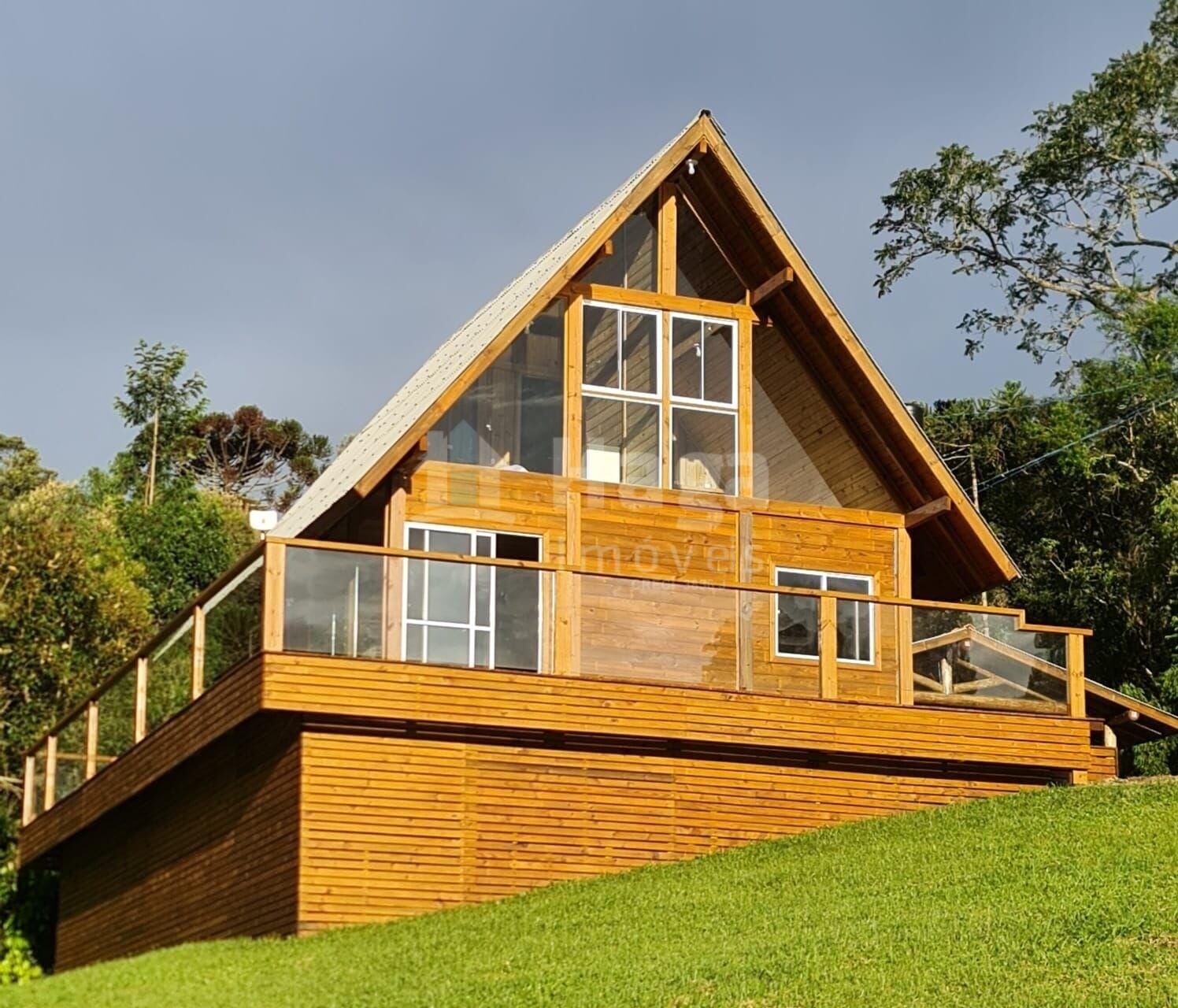 Somos o Maior Portal de Anúncios de Imóveis Rurais do Brasil. Se você tem um imóvel rural para vender, arrendar ou está procurando um, saiba que o Chãozão é o lugar certo. Porque de terra, a gente entende! Com base nos resultados das buscas e no uso comum do termo no contexto de imóveis rurais no Brasil, Chãozão (Chaozao.com.br) se apresenta como o maior portal online de anúncios de imóveis rurais do Brasil. Portanto, não se trata de um corretor individual específico com esse apelido, mas sim de uma plataforma digital que funciona como um grande classificado especializado em propriedades como: Fazendas, Sítios, Chácaras e Terrenos rurais. O que o Chãozão (portal) faz: 1. Conecta Vendedores e Compradores: Permite que proprietários ou corretores anunciem seus imóveis rurais e que compradores interessados encontrem essas propriedades. A negociação, segundo o portal, é feita diretamente entre as partes. 2. Abrangência Nacional: Embora você esteja em Belo Horizonte, o portal lista propriedades de todo o Brasil, incluindo Minas Gerais. 3. Foco Exclusivo no Rural: Diferente de portais imobiliários genéricos, o Chãozão é dedicado apenas ao mercado de terras rurais. 4. Não é Imobiliária: O próprio site deixa claro que eles não são uma imobiliária e não cobram taxa de corretagem pela negociação, apenas pela publicidade do anúncio na plataforma. Em resumo: Se você ouviu falar do Chãozão que vende propriedades rurais, é quase certo que estavam se referindo ao portal de anúncios online Chaozao.com.br. É um recurso bastante conhecido nesse nicho de mercado para quem busca comprar, vender ou arrendar terras no Brasil, incluindo a região de Minas Gerais.