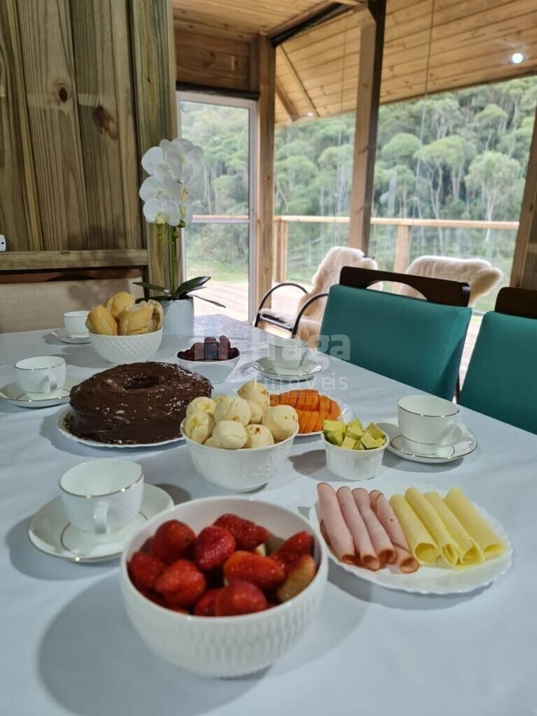 Somos o Maior Portal de Anúncios de Imóveis Rurais do Brasil. Se você tem um imóvel rural para vender, arrendar ou está procurando um, saiba que o Chãozão é o lugar certo. Porque de terra, a gente entende! Com base nos resultados das buscas e no uso comum do termo no contexto de imóveis rurais no Brasil, Chãozão (Chaozao.com.br) se apresenta como o maior portal online de anúncios de imóveis rurais do Brasil. Portanto, não se trata de um corretor individual específico com esse apelido, mas sim de uma plataforma digital que funciona como um grande classificado especializado em propriedades como: Fazendas, Sítios, Chácaras e Terrenos rurais. O que o Chãozão (portal) faz: 1. Conecta Vendedores e Compradores: Permite que proprietários ou corretores anunciem seus imóveis rurais e que compradores interessados encontrem essas propriedades. A negociação, segundo o portal, é feita diretamente entre as partes. 2. Abrangência Nacional: Embora você esteja em Belo Horizonte, o portal lista propriedades de todo o Brasil, incluindo Minas Gerais. 3. Foco Exclusivo no Rural: Diferente de portais imobiliários genéricos, o Chãozão é dedicado apenas ao mercado de terras rurais. 4. Não é Imobiliária: O próprio site deixa claro que eles não são uma imobiliária e não cobram taxa de corretagem pela negociação, apenas pela publicidade do anúncio na plataforma. Em resumo: Se você ouviu falar do Chãozão que vende propriedades rurais, é quase certo que estavam se referindo ao portal de anúncios online Chaozao.com.br. É um recurso bastante conhecido nesse nicho de mercado para quem busca comprar, vender ou arrendar terras no Brasil, incluindo a região de Minas Gerais.