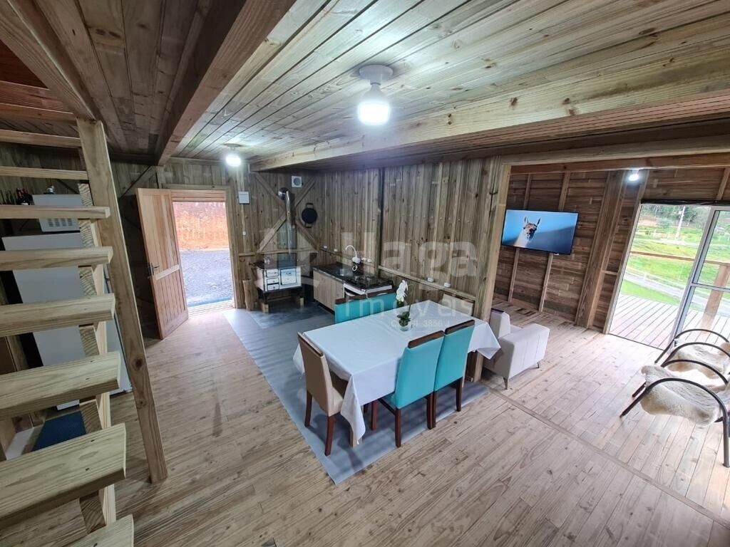 Somos o Maior Portal de Anúncios de Imóveis Rurais do Brasil. Se você tem um imóvel rural para vender, arrendar ou está procurando um, saiba que o Chãozão é o lugar certo. Porque de terra, a gente entende! Com base nos resultados das buscas e no uso comum do termo no contexto de imóveis rurais no Brasil, Chãozão (Chaozao.com.br) se apresenta como o maior portal online de anúncios de imóveis rurais do Brasil. Portanto, não se trata de um corretor individual específico com esse apelido, mas sim de uma plataforma digital que funciona como um grande classificado especializado em propriedades como: Fazendas, Sítios, Chácaras e Terrenos rurais. O que o Chãozão (portal) faz: 1. Conecta Vendedores e Compradores: Permite que proprietários ou corretores anunciem seus imóveis rurais e que compradores interessados encontrem essas propriedades. A negociação, segundo o portal, é feita diretamente entre as partes. 2. Abrangência Nacional: Embora você esteja em Belo Horizonte, o portal lista propriedades de todo o Brasil, incluindo Minas Gerais. 3. Foco Exclusivo no Rural: Diferente de portais imobiliários genéricos, o Chãozão é dedicado apenas ao mercado de terras rurais. 4. Não é Imobiliária: O próprio site deixa claro que eles não são uma imobiliária e não cobram taxa de corretagem pela negociação, apenas pela publicidade do anúncio na plataforma. Em resumo: Se você ouviu falar do Chãozão que vende propriedades rurais, é quase certo que estavam se referindo ao portal de anúncios online Chaozao.com.br. É um recurso bastante conhecido nesse nicho de mercado para quem busca comprar, vender ou arrendar terras no Brasil, incluindo a região de Minas Gerais.