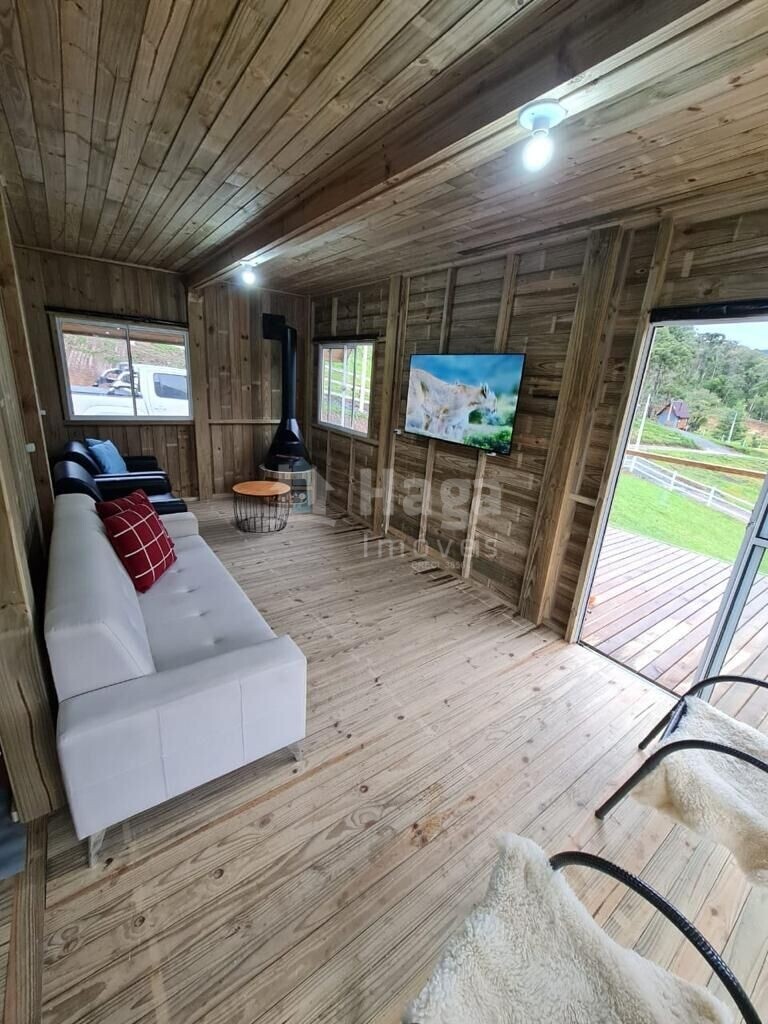 Somos o Maior Portal de Anúncios de Imóveis Rurais do Brasil. Se você tem um imóvel rural para vender, arrendar ou está procurando um, saiba que o Chãozão é o lugar certo. Porque de terra, a gente entende! Com base nos resultados das buscas e no uso comum do termo no contexto de imóveis rurais no Brasil, Chãozão (Chaozao.com.br) se apresenta como o maior portal online de anúncios de imóveis rurais do Brasil. Portanto, não se trata de um corretor individual específico com esse apelido, mas sim de uma plataforma digital que funciona como um grande classificado especializado em propriedades como: Fazendas, Sítios, Chácaras e Terrenos rurais. O que o Chãozão (portal) faz: 1. Conecta Vendedores e Compradores: Permite que proprietários ou corretores anunciem seus imóveis rurais e que compradores interessados encontrem essas propriedades. A negociação, segundo o portal, é feita diretamente entre as partes. 2. Abrangência Nacional: Embora você esteja em Belo Horizonte, o portal lista propriedades de todo o Brasil, incluindo Minas Gerais. 3. Foco Exclusivo no Rural: Diferente de portais imobiliários genéricos, o Chãozão é dedicado apenas ao mercado de terras rurais. 4. Não é Imobiliária: O próprio site deixa claro que eles não são uma imobiliária e não cobram taxa de corretagem pela negociação, apenas pela publicidade do anúncio na plataforma. Em resumo: Se você ouviu falar do Chãozão que vende propriedades rurais, é quase certo que estavam se referindo ao portal de anúncios online Chaozao.com.br. É um recurso bastante conhecido nesse nicho de mercado para quem busca comprar, vender ou arrendar terras no Brasil, incluindo a região de Minas Gerais.