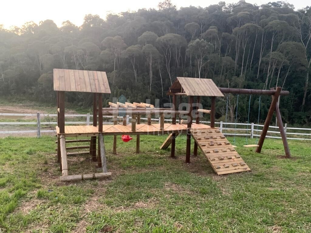Somos o Maior Portal de Anúncios de Imóveis Rurais do Brasil. Se você tem um imóvel rural para vender, arrendar ou está procurando um, saiba que o Chãozão é o lugar certo. Porque de terra, a gente entende! Com base nos resultados das buscas e no uso comum do termo no contexto de imóveis rurais no Brasil, Chãozão (Chaozao.com.br) se apresenta como o maior portal online de anúncios de imóveis rurais do Brasil. Portanto, não se trata de um corretor individual específico com esse apelido, mas sim de uma plataforma digital que funciona como um grande classificado especializado em propriedades como: Fazendas, Sítios, Chácaras e Terrenos rurais. O que o Chãozão (portal) faz: 1. Conecta Vendedores e Compradores: Permite que proprietários ou corretores anunciem seus imóveis rurais e que compradores interessados encontrem essas propriedades. A negociação, segundo o portal, é feita diretamente entre as partes. 2. Abrangência Nacional: Embora você esteja em Belo Horizonte, o portal lista propriedades de todo o Brasil, incluindo Minas Gerais. 3. Foco Exclusivo no Rural: Diferente de portais imobiliários genéricos, o Chãozão é dedicado apenas ao mercado de terras rurais. 4. Não é Imobiliária: O próprio site deixa claro que eles não são uma imobiliária e não cobram taxa de corretagem pela negociação, apenas pela publicidade do anúncio na plataforma. Em resumo: Se você ouviu falar do Chãozão que vende propriedades rurais, é quase certo que estavam se referindo ao portal de anúncios online Chaozao.com.br. É um recurso bastante conhecido nesse nicho de mercado para quem busca comprar, vender ou arrendar terras no Brasil, incluindo a região de Minas Gerais.
