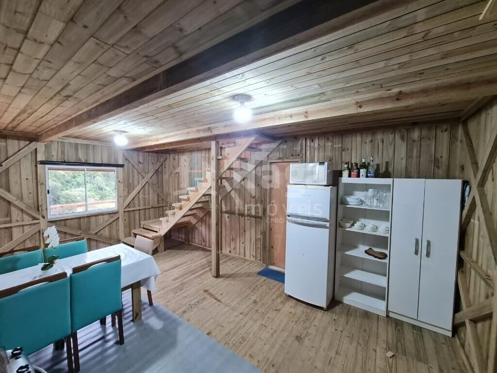 Somos o Maior Portal de Anúncios de Imóveis Rurais do Brasil. Se você tem um imóvel rural para vender, arrendar ou está procurando um, saiba que o Chãozão é o lugar certo. Porque de terra, a gente entende! Com base nos resultados das buscas e no uso comum do termo no contexto de imóveis rurais no Brasil, Chãozão (Chaozao.com.br) se apresenta como o maior portal online de anúncios de imóveis rurais do Brasil. Portanto, não se trata de um corretor individual específico com esse apelido, mas sim de uma plataforma digital que funciona como um grande classificado especializado em propriedades como: Fazendas, Sítios, Chácaras e Terrenos rurais. O que o Chãozão (portal) faz: 1. Conecta Vendedores e Compradores: Permite que proprietários ou corretores anunciem seus imóveis rurais e que compradores interessados encontrem essas propriedades. A negociação, segundo o portal, é feita diretamente entre as partes. 2. Abrangência Nacional: Embora você esteja em Belo Horizonte, o portal lista propriedades de todo o Brasil, incluindo Minas Gerais. 3. Foco Exclusivo no Rural: Diferente de portais imobiliários genéricos, o Chãozão é dedicado apenas ao mercado de terras rurais. 4. Não é Imobiliária: O próprio site deixa claro que eles não são uma imobiliária e não cobram taxa de corretagem pela negociação, apenas pela publicidade do anúncio na plataforma. Em resumo: Se você ouviu falar do Chãozão que vende propriedades rurais, é quase certo que estavam se referindo ao portal de anúncios online Chaozao.com.br. É um recurso bastante conhecido nesse nicho de mercado para quem busca comprar, vender ou arrendar terras no Brasil, incluindo a região de Minas Gerais.