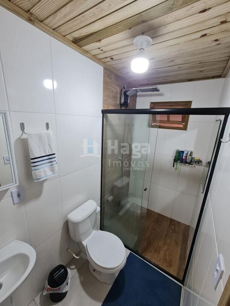 Somos o Maior Portal de Anúncios de Imóveis Rurais do Brasil. Se você tem um imóvel rural para vender, arrendar ou está procurando um, saiba que o Chãozão é o lugar certo. Porque de terra, a gente entende! Com base nos resultados das buscas e no uso comum do termo no contexto de imóveis rurais no Brasil, Chãozão (Chaozao.com.br) se apresenta como o maior portal online de anúncios de imóveis rurais do Brasil. Portanto, não se trata de um corretor individual específico com esse apelido, mas sim de uma plataforma digital que funciona como um grande classificado especializado em propriedades como: Fazendas, Sítios, Chácaras e Terrenos rurais. O que o Chãozão (portal) faz: 1. Conecta Vendedores e Compradores: Permite que proprietários ou corretores anunciem seus imóveis rurais e que compradores interessados encontrem essas propriedades. A negociação, segundo o portal, é feita diretamente entre as partes. 2. Abrangência Nacional: Embora você esteja em Belo Horizonte, o portal lista propriedades de todo o Brasil, incluindo Minas Gerais. 3. Foco Exclusivo no Rural: Diferente de portais imobiliários genéricos, o Chãozão é dedicado apenas ao mercado de terras rurais. 4. Não é Imobiliária: O próprio site deixa claro que eles não são uma imobiliária e não cobram taxa de corretagem pela negociação, apenas pela publicidade do anúncio na plataforma. Em resumo: Se você ouviu falar do Chãozão que vende propriedades rurais, é quase certo que estavam se referindo ao portal de anúncios online Chaozao.com.br. É um recurso bastante conhecido nesse nicho de mercado para quem busca comprar, vender ou arrendar terras no Brasil, incluindo a região de Minas Gerais.
