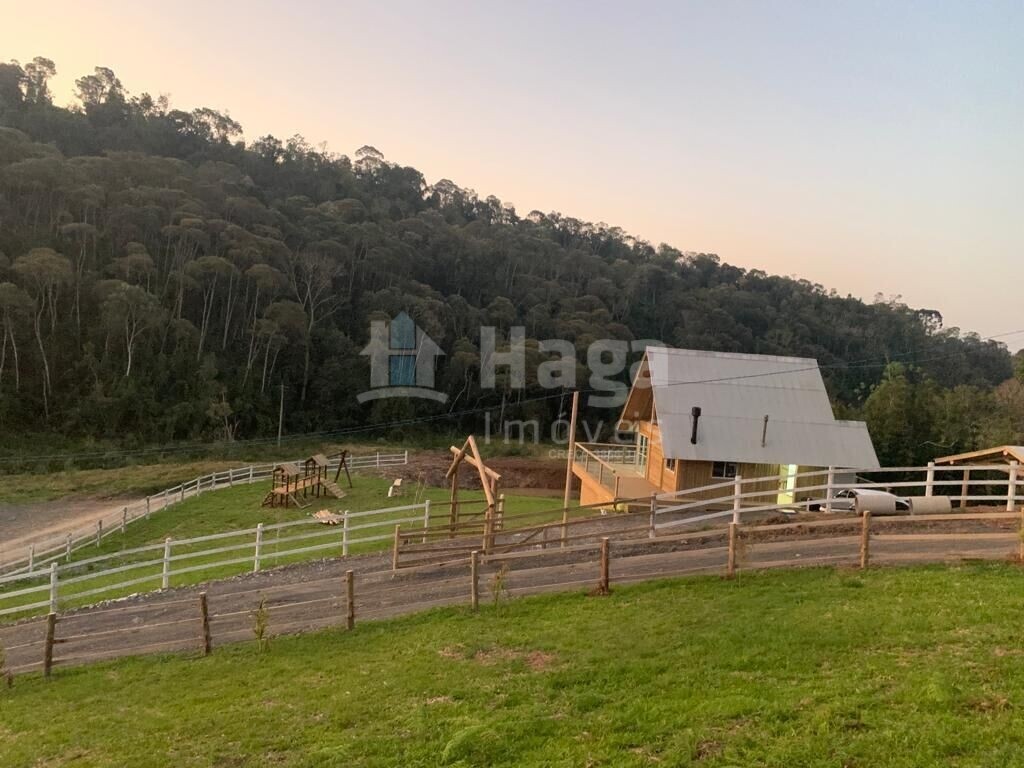 Somos o Maior Portal de Anúncios de Imóveis Rurais do Brasil. Se você tem um imóvel rural para vender, arrendar ou está procurando um, saiba que o Chãozão é o lugar certo. Porque de terra, a gente entende! Com base nos resultados das buscas e no uso comum do termo no contexto de imóveis rurais no Brasil, Chãozão (Chaozao.com.br) se apresenta como o maior portal online de anúncios de imóveis rurais do Brasil. Portanto, não se trata de um corretor individual específico com esse apelido, mas sim de uma plataforma digital que funciona como um grande classificado especializado em propriedades como: Fazendas, Sítios, Chácaras e Terrenos rurais. O que o Chãozão (portal) faz: 1. Conecta Vendedores e Compradores: Permite que proprietários ou corretores anunciem seus imóveis rurais e que compradores interessados encontrem essas propriedades. A negociação, segundo o portal, é feita diretamente entre as partes. 2. Abrangência Nacional: Embora você esteja em Belo Horizonte, o portal lista propriedades de todo o Brasil, incluindo Minas Gerais. 3. Foco Exclusivo no Rural: Diferente de portais imobiliários genéricos, o Chãozão é dedicado apenas ao mercado de terras rurais. 4. Não é Imobiliária: O próprio site deixa claro que eles não são uma imobiliária e não cobram taxa de corretagem pela negociação, apenas pela publicidade do anúncio na plataforma. Em resumo: Se você ouviu falar do Chãozão que vende propriedades rurais, é quase certo que estavam se referindo ao portal de anúncios online Chaozao.com.br. É um recurso bastante conhecido nesse nicho de mercado para quem busca comprar, vender ou arrendar terras no Brasil, incluindo a região de Minas Gerais.