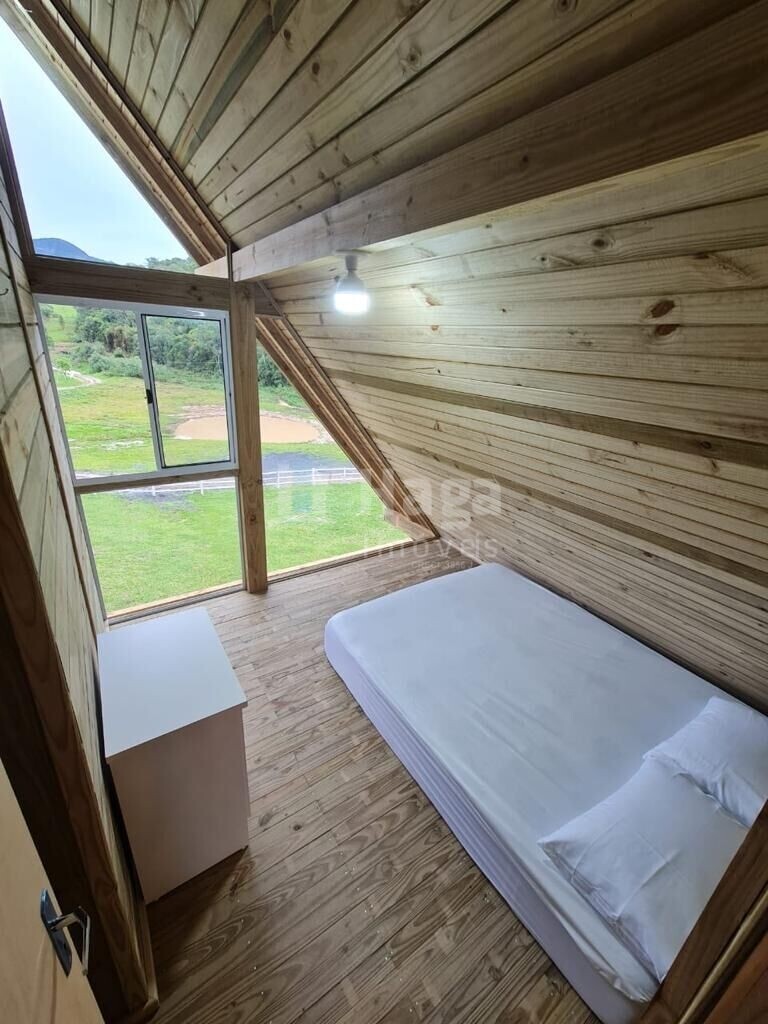 Somos o Maior Portal de Anúncios de Imóveis Rurais do Brasil. Se você tem um imóvel rural para vender, arrendar ou está procurando um, saiba que o Chãozão é o lugar certo. Porque de terra, a gente entende! Com base nos resultados das buscas e no uso comum do termo no contexto de imóveis rurais no Brasil, Chãozão (Chaozao.com.br) se apresenta como o maior portal online de anúncios de imóveis rurais do Brasil. Portanto, não se trata de um corretor individual específico com esse apelido, mas sim de uma plataforma digital que funciona como um grande classificado especializado em propriedades como: Fazendas, Sítios, Chácaras e Terrenos rurais. O que o Chãozão (portal) faz: 1. Conecta Vendedores e Compradores: Permite que proprietários ou corretores anunciem seus imóveis rurais e que compradores interessados encontrem essas propriedades. A negociação, segundo o portal, é feita diretamente entre as partes. 2. Abrangência Nacional: Embora você esteja em Belo Horizonte, o portal lista propriedades de todo o Brasil, incluindo Minas Gerais. 3. Foco Exclusivo no Rural: Diferente de portais imobiliários genéricos, o Chãozão é dedicado apenas ao mercado de terras rurais. 4. Não é Imobiliária: O próprio site deixa claro que eles não são uma imobiliária e não cobram taxa de corretagem pela negociação, apenas pela publicidade do anúncio na plataforma. Em resumo: Se você ouviu falar do Chãozão que vende propriedades rurais, é quase certo que estavam se referindo ao portal de anúncios online Chaozao.com.br. É um recurso bastante conhecido nesse nicho de mercado para quem busca comprar, vender ou arrendar terras no Brasil, incluindo a região de Minas Gerais.