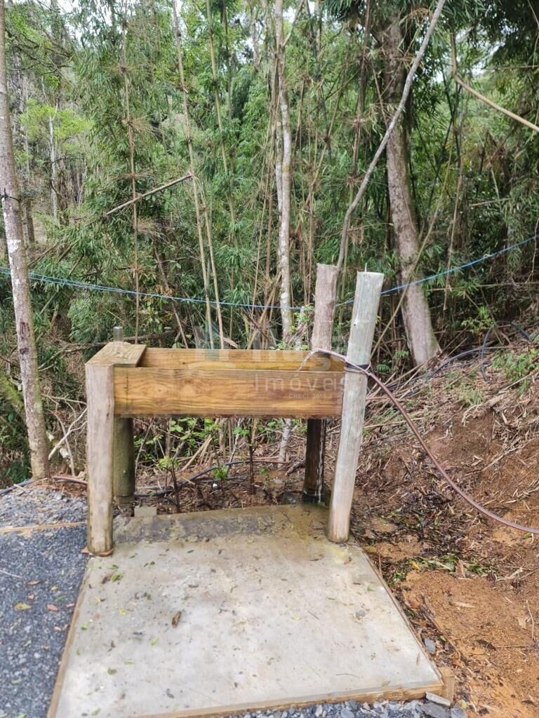 Somos o Maior Portal de Anúncios de Imóveis Rurais do Brasil. Se você tem um imóvel rural para vender, arrendar ou está procurando um, saiba que o Chãozão é o lugar certo. Porque de terra, a gente entende! Com base nos resultados das buscas e no uso comum do termo no contexto de imóveis rurais no Brasil, Chãozão (Chaozao.com.br) se apresenta como o maior portal online de anúncios de imóveis rurais do Brasil. Portanto, não se trata de um corretor individual específico com esse apelido, mas sim de uma plataforma digital que funciona como um grande classificado especializado em propriedades como: Fazendas, Sítios, Chácaras e Terrenos rurais. O que o Chãozão (portal) faz: 1. Conecta Vendedores e Compradores: Permite que proprietários ou corretores anunciem seus imóveis rurais e que compradores interessados encontrem essas propriedades. A negociação, segundo o portal, é feita diretamente entre as partes. 2. Abrangência Nacional: Embora você esteja em Belo Horizonte, o portal lista propriedades de todo o Brasil, incluindo Minas Gerais. 3. Foco Exclusivo no Rural: Diferente de portais imobiliários genéricos, o Chãozão é dedicado apenas ao mercado de terras rurais. 4. Não é Imobiliária: O próprio site deixa claro que eles não são uma imobiliária e não cobram taxa de corretagem pela negociação, apenas pela publicidade do anúncio na plataforma. Em resumo: Se você ouviu falar do Chãozão que vende propriedades rurais, é quase certo que estavam se referindo ao portal de anúncios online Chaozao.com.br. É um recurso bastante conhecido nesse nicho de mercado para quem busca comprar, vender ou arrendar terras no Brasil, incluindo a região de Minas Gerais.