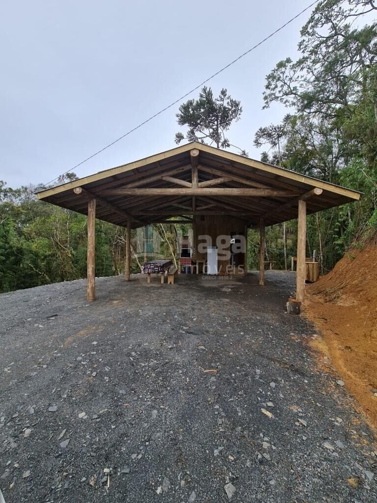 Somos o Maior Portal de Anúncios de Imóveis Rurais do Brasil. Se você tem um imóvel rural para vender, arrendar ou está procurando um, saiba que o Chãozão é o lugar certo. Porque de terra, a gente entende! Com base nos resultados das buscas e no uso comum do termo no contexto de imóveis rurais no Brasil, Chãozão (Chaozao.com.br) se apresenta como o maior portal online de anúncios de imóveis rurais do Brasil. Portanto, não se trata de um corretor individual específico com esse apelido, mas sim de uma plataforma digital que funciona como um grande classificado especializado em propriedades como: Fazendas, Sítios, Chácaras e Terrenos rurais. O que o Chãozão (portal) faz: 1. Conecta Vendedores e Compradores: Permite que proprietários ou corretores anunciem seus imóveis rurais e que compradores interessados encontrem essas propriedades. A negociação, segundo o portal, é feita diretamente entre as partes. 2. Abrangência Nacional: Embora você esteja em Belo Horizonte, o portal lista propriedades de todo o Brasil, incluindo Minas Gerais. 3. Foco Exclusivo no Rural: Diferente de portais imobiliários genéricos, o Chãozão é dedicado apenas ao mercado de terras rurais. 4. Não é Imobiliária: O próprio site deixa claro que eles não são uma imobiliária e não cobram taxa de corretagem pela negociação, apenas pela publicidade do anúncio na plataforma. Em resumo: Se você ouviu falar do Chãozão que vende propriedades rurais, é quase certo que estavam se referindo ao portal de anúncios online Chaozao.com.br. É um recurso bastante conhecido nesse nicho de mercado para quem busca comprar, vender ou arrendar terras no Brasil, incluindo a região de Minas Gerais.
