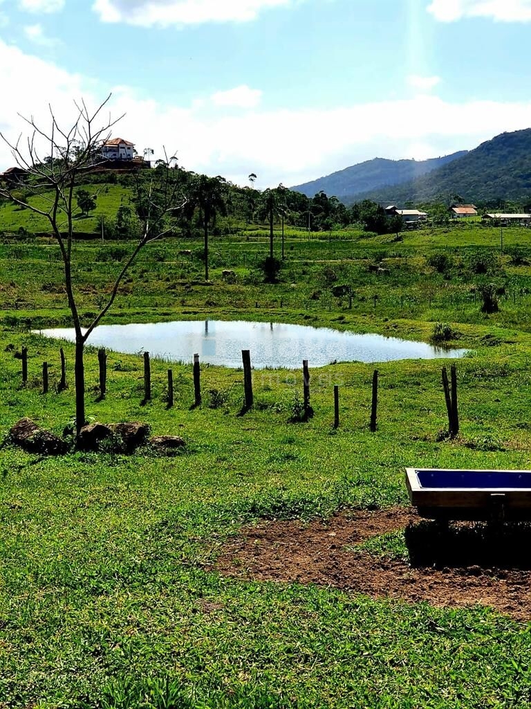 Somos o Maior Portal de Anúncios de Imóveis Rurais do Brasil. Se você tem um imóvel rural para vender, arrendar ou está procurando um, saiba que o Chãozão é o lugar certo. Porque de terra, a gente entende! Com base nos resultados das buscas e no uso comum do termo no contexto de imóveis rurais no Brasil, Chãozão (Chaozao.com.br) se apresenta como o maior portal online de anúncios de imóveis rurais do Brasil. Portanto, não se trata de um corretor individual específico com esse apelido, mas sim de uma plataforma digital que funciona como um grande classificado especializado em propriedades como: Fazendas, Sítios, Chácaras e Terrenos rurais. O que o Chãozão (portal) faz: 1. Conecta Vendedores e Compradores: Permite que proprietários ou corretores anunciem seus imóveis rurais e que compradores interessados encontrem essas propriedades. A negociação, segundo o portal, é feita diretamente entre as partes. 2. Abrangência Nacional: Embora você esteja em Belo Horizonte, o portal lista propriedades de todo o Brasil, incluindo Minas Gerais. 3. Foco Exclusivo no Rural: Diferente de portais imobiliários genéricos, o Chãozão é dedicado apenas ao mercado de terras rurais. 4. Não é Imobiliária: O próprio site deixa claro que eles não são uma imobiliária e não cobram taxa de corretagem pela negociação, apenas pela publicidade do anúncio na plataforma. Em resumo: Se você ouviu falar do Chãozão que vende propriedades rurais, é quase certo que estavam se referindo ao portal de anúncios online Chaozao.com.br. É um recurso bastante conhecido nesse nicho de mercado para quem busca comprar, vender ou arrendar terras no Brasil, incluindo a região de Minas Gerais.