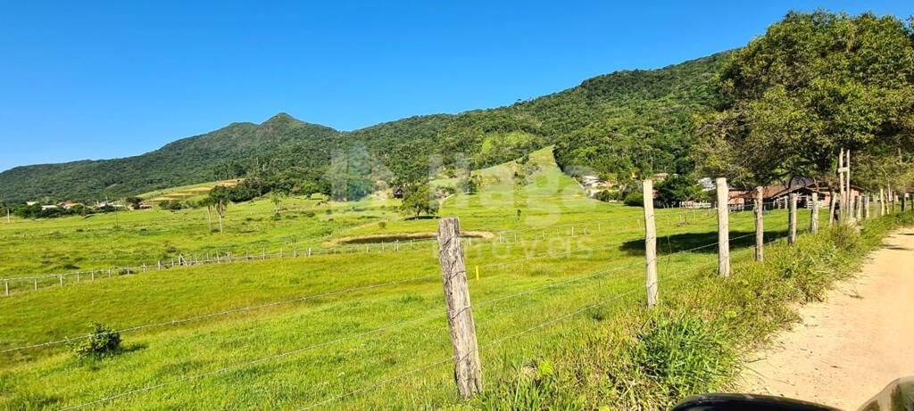 Somos o Maior Portal de Anúncios de Imóveis Rurais do Brasil. Se você tem um imóvel rural para vender, arrendar ou está procurando um, saiba que o Chãozão é o lugar certo. Porque de terra, a gente entende! Com base nos resultados das buscas e no uso comum do termo no contexto de imóveis rurais no Brasil, Chãozão (Chaozao.com.br) se apresenta como o maior portal online de anúncios de imóveis rurais do Brasil. Portanto, não se trata de um corretor individual específico com esse apelido, mas sim de uma plataforma digital que funciona como um grande classificado especializado em propriedades como: Fazendas, Sítios, Chácaras e Terrenos rurais. O que o Chãozão (portal) faz: 1. Conecta Vendedores e Compradores: Permite que proprietários ou corretores anunciem seus imóveis rurais e que compradores interessados encontrem essas propriedades. A negociação, segundo o portal, é feita diretamente entre as partes. 2. Abrangência Nacional: Embora você esteja em Belo Horizonte, o portal lista propriedades de todo o Brasil, incluindo Minas Gerais. 3. Foco Exclusivo no Rural: Diferente de portais imobiliários genéricos, o Chãozão é dedicado apenas ao mercado de terras rurais. 4. Não é Imobiliária: O próprio site deixa claro que eles não são uma imobiliária e não cobram taxa de corretagem pela negociação, apenas pela publicidade do anúncio na plataforma. Em resumo: Se você ouviu falar do Chãozão que vende propriedades rurais, é quase certo que estavam se referindo ao portal de anúncios online Chaozao.com.br. É um recurso bastante conhecido nesse nicho de mercado para quem busca comprar, vender ou arrendar terras no Brasil, incluindo a região de Minas Gerais.