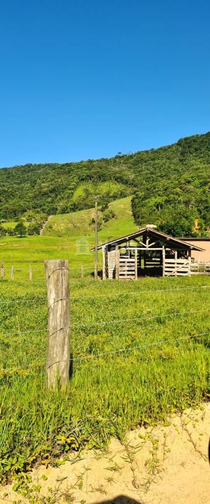 Somos o Maior Portal de Anúncios de Imóveis Rurais do Brasil. Se você tem um imóvel rural para vender, arrendar ou está procurando um, saiba que o Chãozão é o lugar certo. Porque de terra, a gente entende! Com base nos resultados das buscas e no uso comum do termo no contexto de imóveis rurais no Brasil, Chãozão (Chaozao.com.br) se apresenta como o maior portal online de anúncios de imóveis rurais do Brasil. Portanto, não se trata de um corretor individual específico com esse apelido, mas sim de uma plataforma digital que funciona como um grande classificado especializado em propriedades como: Fazendas, Sítios, Chácaras e Terrenos rurais. O que o Chãozão (portal) faz: 1. Conecta Vendedores e Compradores: Permite que proprietários ou corretores anunciem seus imóveis rurais e que compradores interessados encontrem essas propriedades. A negociação, segundo o portal, é feita diretamente entre as partes. 2. Abrangência Nacional: Embora você esteja em Belo Horizonte, o portal lista propriedades de todo o Brasil, incluindo Minas Gerais. 3. Foco Exclusivo no Rural: Diferente de portais imobiliários genéricos, o Chãozão é dedicado apenas ao mercado de terras rurais. 4. Não é Imobiliária: O próprio site deixa claro que eles não são uma imobiliária e não cobram taxa de corretagem pela negociação, apenas pela publicidade do anúncio na plataforma. Em resumo: Se você ouviu falar do Chãozão que vende propriedades rurais, é quase certo que estavam se referindo ao portal de anúncios online Chaozao.com.br. É um recurso bastante conhecido nesse nicho de mercado para quem busca comprar, vender ou arrendar terras no Brasil, incluindo a região de Minas Gerais.