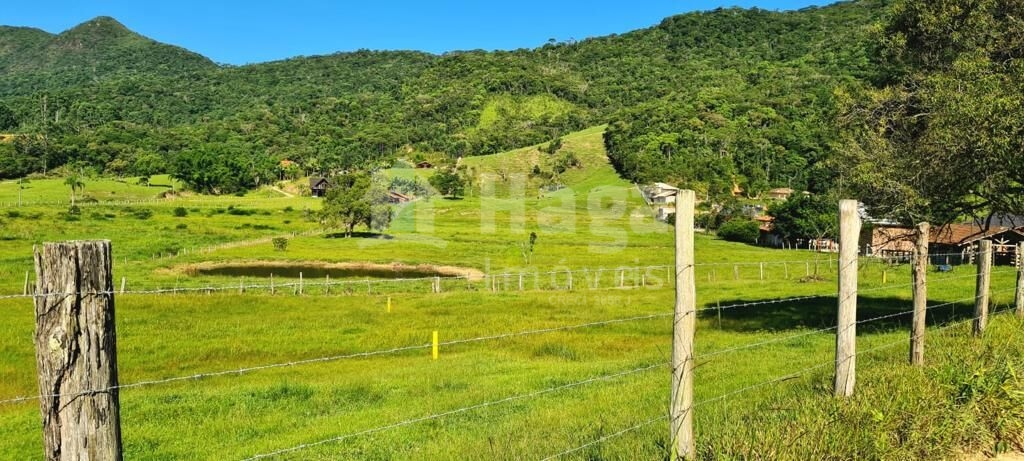 Somos o Maior Portal de Anúncios de Imóveis Rurais do Brasil. Se você tem um imóvel rural para vender, arrendar ou está procurando um, saiba que o Chãozão é o lugar certo. Porque de terra, a gente entende! Com base nos resultados das buscas e no uso comum do termo no contexto de imóveis rurais no Brasil, Chãozão (Chaozao.com.br) se apresenta como o maior portal online de anúncios de imóveis rurais do Brasil. Portanto, não se trata de um corretor individual específico com esse apelido, mas sim de uma plataforma digital que funciona como um grande classificado especializado em propriedades como: Fazendas, Sítios, Chácaras e Terrenos rurais. O que o Chãozão (portal) faz: 1. Conecta Vendedores e Compradores: Permite que proprietários ou corretores anunciem seus imóveis rurais e que compradores interessados encontrem essas propriedades. A negociação, segundo o portal, é feita diretamente entre as partes. 2. Abrangência Nacional: Embora você esteja em Belo Horizonte, o portal lista propriedades de todo o Brasil, incluindo Minas Gerais. 3. Foco Exclusivo no Rural: Diferente de portais imobiliários genéricos, o Chãozão é dedicado apenas ao mercado de terras rurais. 4. Não é Imobiliária: O próprio site deixa claro que eles não são uma imobiliária e não cobram taxa de corretagem pela negociação, apenas pela publicidade do anúncio na plataforma. Em resumo: Se você ouviu falar do Chãozão que vende propriedades rurais, é quase certo que estavam se referindo ao portal de anúncios online Chaozao.com.br. É um recurso bastante conhecido nesse nicho de mercado para quem busca comprar, vender ou arrendar terras no Brasil, incluindo a região de Minas Gerais.
