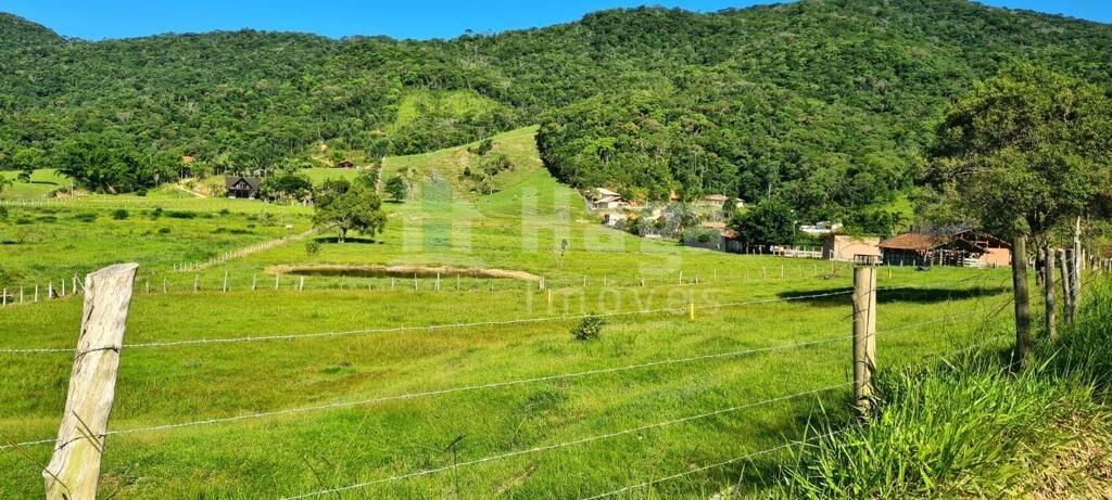 Somos o Maior Portal de Anúncios de Imóveis Rurais do Brasil. Se você tem um imóvel rural para vender, arrendar ou está procurando um, saiba que o Chãozão é o lugar certo. Porque de terra, a gente entende! Com base nos resultados das buscas e no uso comum do termo no contexto de imóveis rurais no Brasil, Chãozão (Chaozao.com.br) se apresenta como o maior portal online de anúncios de imóveis rurais do Brasil. Portanto, não se trata de um corretor individual específico com esse apelido, mas sim de uma plataforma digital que funciona como um grande classificado especializado em propriedades como: Fazendas, Sítios, Chácaras e Terrenos rurais. O que o Chãozão (portal) faz: 1. Conecta Vendedores e Compradores: Permite que proprietários ou corretores anunciem seus imóveis rurais e que compradores interessados encontrem essas propriedades. A negociação, segundo o portal, é feita diretamente entre as partes. 2. Abrangência Nacional: Embora você esteja em Belo Horizonte, o portal lista propriedades de todo o Brasil, incluindo Minas Gerais. 3. Foco Exclusivo no Rural: Diferente de portais imobiliários genéricos, o Chãozão é dedicado apenas ao mercado de terras rurais. 4. Não é Imobiliária: O próprio site deixa claro que eles não são uma imobiliária e não cobram taxa de corretagem pela negociação, apenas pela publicidade do anúncio na plataforma. Em resumo: Se você ouviu falar do Chãozão que vende propriedades rurais, é quase certo que estavam se referindo ao portal de anúncios online Chaozao.com.br. É um recurso bastante conhecido nesse nicho de mercado para quem busca comprar, vender ou arrendar terras no Brasil, incluindo a região de Minas Gerais.