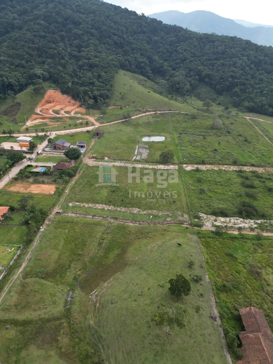 Somos o Maior Portal de Anúncios de Imóveis Rurais do Brasil. Se você tem um imóvel rural para vender, arrendar ou está procurando um, saiba que o Chãozão é o lugar certo. Porque de terra, a gente entende! Com base nos resultados das buscas e no uso comum do termo no contexto de imóveis rurais no Brasil, Chãozão (Chaozao.com.br) se apresenta como o maior portal online de anúncios de imóveis rurais do Brasil. Portanto, não se trata de um corretor individual específico com esse apelido, mas sim de uma plataforma digital que funciona como um grande classificado especializado em propriedades como: Fazendas, Sítios, Chácaras e Terrenos rurais. O que o Chãozão (portal) faz: 1. Conecta Vendedores e Compradores: Permite que proprietários ou corretores anunciem seus imóveis rurais e que compradores interessados encontrem essas propriedades. A negociação, segundo o portal, é feita diretamente entre as partes. 2. Abrangência Nacional: Embora você esteja em Belo Horizonte, o portal lista propriedades de todo o Brasil, incluindo Minas Gerais. 3. Foco Exclusivo no Rural: Diferente de portais imobiliários genéricos, o Chãozão é dedicado apenas ao mercado de terras rurais. 4. Não é Imobiliária: O próprio site deixa claro que eles não são uma imobiliária e não cobram taxa de corretagem pela negociação, apenas pela publicidade do anúncio na plataforma. Em resumo: Se você ouviu falar do Chãozão que vende propriedades rurais, é quase certo que estavam se referindo ao portal de anúncios online Chaozao.com.br. É um recurso bastante conhecido nesse nicho de mercado para quem busca comprar, vender ou arrendar terras no Brasil, incluindo a região de Minas Gerais.