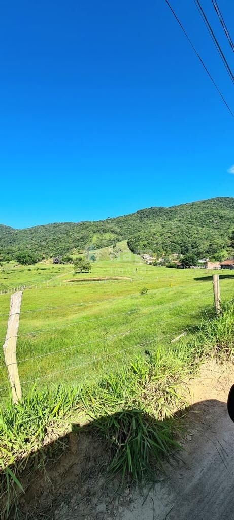 Somos o Maior Portal de Anúncios de Imóveis Rurais do Brasil. Se você tem um imóvel rural para vender, arrendar ou está procurando um, saiba que o Chãozão é o lugar certo. Porque de terra, a gente entende! Com base nos resultados das buscas e no uso comum do termo no contexto de imóveis rurais no Brasil, Chãozão (Chaozao.com.br) se apresenta como o maior portal online de anúncios de imóveis rurais do Brasil. Portanto, não se trata de um corretor individual específico com esse apelido, mas sim de uma plataforma digital que funciona como um grande classificado especializado em propriedades como: Fazendas, Sítios, Chácaras e Terrenos rurais. O que o Chãozão (portal) faz: 1. Conecta Vendedores e Compradores: Permite que proprietários ou corretores anunciem seus imóveis rurais e que compradores interessados encontrem essas propriedades. A negociação, segundo o portal, é feita diretamente entre as partes. 2. Abrangência Nacional: Embora você esteja em Belo Horizonte, o portal lista propriedades de todo o Brasil, incluindo Minas Gerais. 3. Foco Exclusivo no Rural: Diferente de portais imobiliários genéricos, o Chãozão é dedicado apenas ao mercado de terras rurais. 4. Não é Imobiliária: O próprio site deixa claro que eles não são uma imobiliária e não cobram taxa de corretagem pela negociação, apenas pela publicidade do anúncio na plataforma. Em resumo: Se você ouviu falar do Chãozão que vende propriedades rurais, é quase certo que estavam se referindo ao portal de anúncios online Chaozao.com.br. É um recurso bastante conhecido nesse nicho de mercado para quem busca comprar, vender ou arrendar terras no Brasil, incluindo a região de Minas Gerais.