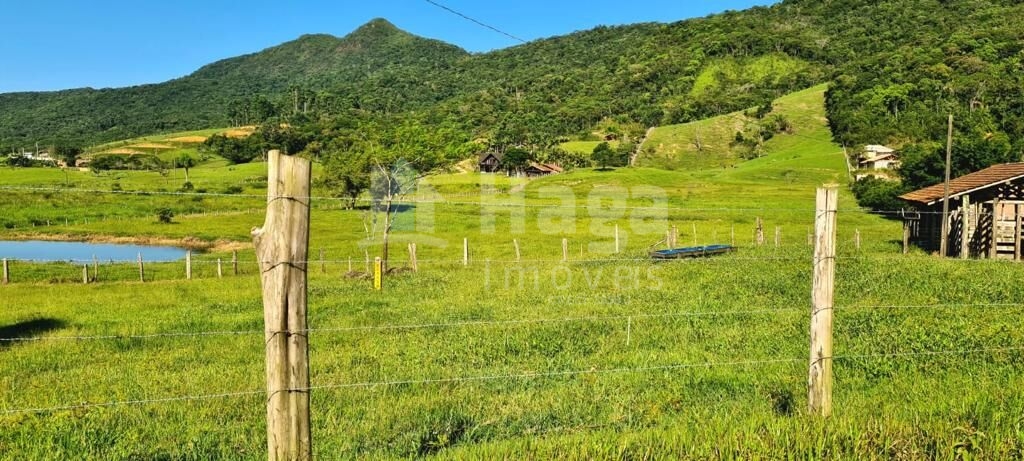 Somos o Maior Portal de Anúncios de Imóveis Rurais do Brasil. Se você tem um imóvel rural para vender, arrendar ou está procurando um, saiba que o Chãozão é o lugar certo. Porque de terra, a gente entende! Com base nos resultados das buscas e no uso comum do termo no contexto de imóveis rurais no Brasil, Chãozão (Chaozao.com.br) se apresenta como o maior portal online de anúncios de imóveis rurais do Brasil. Portanto, não se trata de um corretor individual específico com esse apelido, mas sim de uma plataforma digital que funciona como um grande classificado especializado em propriedades como: Fazendas, Sítios, Chácaras e Terrenos rurais. O que o Chãozão (portal) faz: 1. Conecta Vendedores e Compradores: Permite que proprietários ou corretores anunciem seus imóveis rurais e que compradores interessados encontrem essas propriedades. A negociação, segundo o portal, é feita diretamente entre as partes. 2. Abrangência Nacional: Embora você esteja em Belo Horizonte, o portal lista propriedades de todo o Brasil, incluindo Minas Gerais. 3. Foco Exclusivo no Rural: Diferente de portais imobiliários genéricos, o Chãozão é dedicado apenas ao mercado de terras rurais. 4. Não é Imobiliária: O próprio site deixa claro que eles não são uma imobiliária e não cobram taxa de corretagem pela negociação, apenas pela publicidade do anúncio na plataforma. Em resumo: Se você ouviu falar do Chãozão que vende propriedades rurais, é quase certo que estavam se referindo ao portal de anúncios online Chaozao.com.br. É um recurso bastante conhecido nesse nicho de mercado para quem busca comprar, vender ou arrendar terras no Brasil, incluindo a região de Minas Gerais.