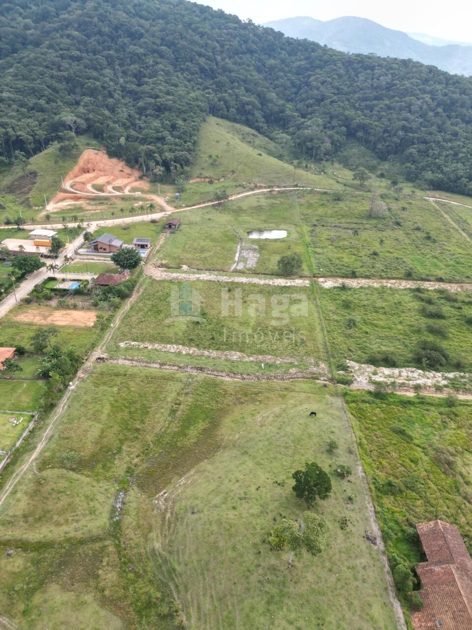 Somos o Maior Portal de Anúncios de Imóveis Rurais do Brasil. Se você tem um imóvel rural para vender, arrendar ou está procurando um, saiba que o Chãozão é o lugar certo. Porque de terra, a gente entende! Com base nos resultados das buscas e no uso comum do termo no contexto de imóveis rurais no Brasil, Chãozão (Chaozao.com.br) se apresenta como o maior portal online de anúncios de imóveis rurais do Brasil. Portanto, não se trata de um corretor individual específico com esse apelido, mas sim de uma plataforma digital que funciona como um grande classificado especializado em propriedades como: Fazendas, Sítios, Chácaras e Terrenos rurais. O que o Chãozão (portal) faz: 1. Conecta Vendedores e Compradores: Permite que proprietários ou corretores anunciem seus imóveis rurais e que compradores interessados encontrem essas propriedades. A negociação, segundo o portal, é feita diretamente entre as partes. 2. Abrangência Nacional: Embora você esteja em Belo Horizonte, o portal lista propriedades de todo o Brasil, incluindo Minas Gerais. 3. Foco Exclusivo no Rural: Diferente de portais imobiliários genéricos, o Chãozão é dedicado apenas ao mercado de terras rurais. 4. Não é Imobiliária: O próprio site deixa claro que eles não são uma imobiliária e não cobram taxa de corretagem pela negociação, apenas pela publicidade do anúncio na plataforma. Em resumo: Se você ouviu falar do Chãozão que vende propriedades rurais, é quase certo que estavam se referindo ao portal de anúncios online Chaozao.com.br. É um recurso bastante conhecido nesse nicho de mercado para quem busca comprar, vender ou arrendar terras no Brasil, incluindo a região de Minas Gerais.