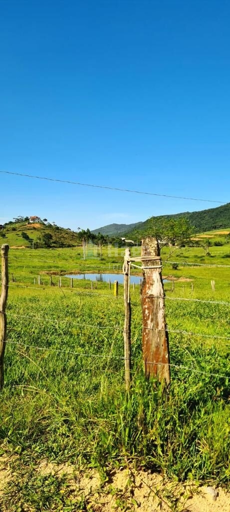 Somos o Maior Portal de Anúncios de Imóveis Rurais do Brasil. Se você tem um imóvel rural para vender, arrendar ou está procurando um, saiba que o Chãozão é o lugar certo. Porque de terra, a gente entende! Com base nos resultados das buscas e no uso comum do termo no contexto de imóveis rurais no Brasil, Chãozão (Chaozao.com.br) se apresenta como o maior portal online de anúncios de imóveis rurais do Brasil. Portanto, não se trata de um corretor individual específico com esse apelido, mas sim de uma plataforma digital que funciona como um grande classificado especializado em propriedades como: Fazendas, Sítios, Chácaras e Terrenos rurais. O que o Chãozão (portal) faz: 1. Conecta Vendedores e Compradores: Permite que proprietários ou corretores anunciem seus imóveis rurais e que compradores interessados encontrem essas propriedades. A negociação, segundo o portal, é feita diretamente entre as partes. 2. Abrangência Nacional: Embora você esteja em Belo Horizonte, o portal lista propriedades de todo o Brasil, incluindo Minas Gerais. 3. Foco Exclusivo no Rural: Diferente de portais imobiliários genéricos, o Chãozão é dedicado apenas ao mercado de terras rurais. 4. Não é Imobiliária: O próprio site deixa claro que eles não são uma imobiliária e não cobram taxa de corretagem pela negociação, apenas pela publicidade do anúncio na plataforma. Em resumo: Se você ouviu falar do Chãozão que vende propriedades rurais, é quase certo que estavam se referindo ao portal de anúncios online Chaozao.com.br. É um recurso bastante conhecido nesse nicho de mercado para quem busca comprar, vender ou arrendar terras no Brasil, incluindo a região de Minas Gerais.