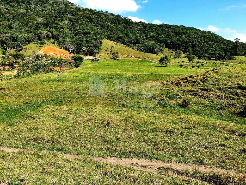 Somos o Maior Portal de Anúncios de Imóveis Rurais do Brasil. Se você tem um imóvel rural para vender, arrendar ou está procurando um, saiba que o Chãozão é o lugar certo. Porque de terra, a gente entende! Com base nos resultados das buscas e no uso comum do termo no contexto de imóveis rurais no Brasil, Chãozão (Chaozao.com.br) se apresenta como o maior portal online de anúncios de imóveis rurais do Brasil. Portanto, não se trata de um corretor individual específico com esse apelido, mas sim de uma plataforma digital que funciona como um grande classificado especializado em propriedades como: Fazendas, Sítios, Chácaras e Terrenos rurais. O que o Chãozão (portal) faz: 1. Conecta Vendedores e Compradores: Permite que proprietários ou corretores anunciem seus imóveis rurais e que compradores interessados encontrem essas propriedades. A negociação, segundo o portal, é feita diretamente entre as partes. 2. Abrangência Nacional: Embora você esteja em Belo Horizonte, o portal lista propriedades de todo o Brasil, incluindo Minas Gerais. 3. Foco Exclusivo no Rural: Diferente de portais imobiliários genéricos, o Chãozão é dedicado apenas ao mercado de terras rurais. 4. Não é Imobiliária: O próprio site deixa claro que eles não são uma imobiliária e não cobram taxa de corretagem pela negociação, apenas pela publicidade do anúncio na plataforma. Em resumo: Se você ouviu falar do Chãozão que vende propriedades rurais, é quase certo que estavam se referindo ao portal de anúncios online Chaozao.com.br. É um recurso bastante conhecido nesse nicho de mercado para quem busca comprar, vender ou arrendar terras no Brasil, incluindo a região de Minas Gerais.