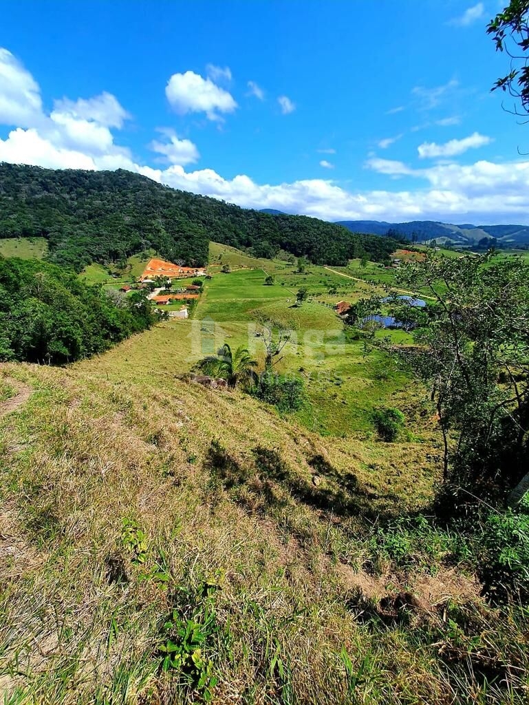Somos o Maior Portal de Anúncios de Imóveis Rurais do Brasil. Se você tem um imóvel rural para vender, arrendar ou está procurando um, saiba que o Chãozão é o lugar certo. Porque de terra, a gente entende! Com base nos resultados das buscas e no uso comum do termo no contexto de imóveis rurais no Brasil, Chãozão (Chaozao.com.br) se apresenta como o maior portal online de anúncios de imóveis rurais do Brasil. Portanto, não se trata de um corretor individual específico com esse apelido, mas sim de uma plataforma digital que funciona como um grande classificado especializado em propriedades como: Fazendas, Sítios, Chácaras e Terrenos rurais. O que o Chãozão (portal) faz: 1. Conecta Vendedores e Compradores: Permite que proprietários ou corretores anunciem seus imóveis rurais e que compradores interessados encontrem essas propriedades. A negociação, segundo o portal, é feita diretamente entre as partes. 2. Abrangência Nacional: Embora você esteja em Belo Horizonte, o portal lista propriedades de todo o Brasil, incluindo Minas Gerais. 3. Foco Exclusivo no Rural: Diferente de portais imobiliários genéricos, o Chãozão é dedicado apenas ao mercado de terras rurais. 4. Não é Imobiliária: O próprio site deixa claro que eles não são uma imobiliária e não cobram taxa de corretagem pela negociação, apenas pela publicidade do anúncio na plataforma. Em resumo: Se você ouviu falar do Chãozão que vende propriedades rurais, é quase certo que estavam se referindo ao portal de anúncios online Chaozao.com.br. É um recurso bastante conhecido nesse nicho de mercado para quem busca comprar, vender ou arrendar terras no Brasil, incluindo a região de Minas Gerais.