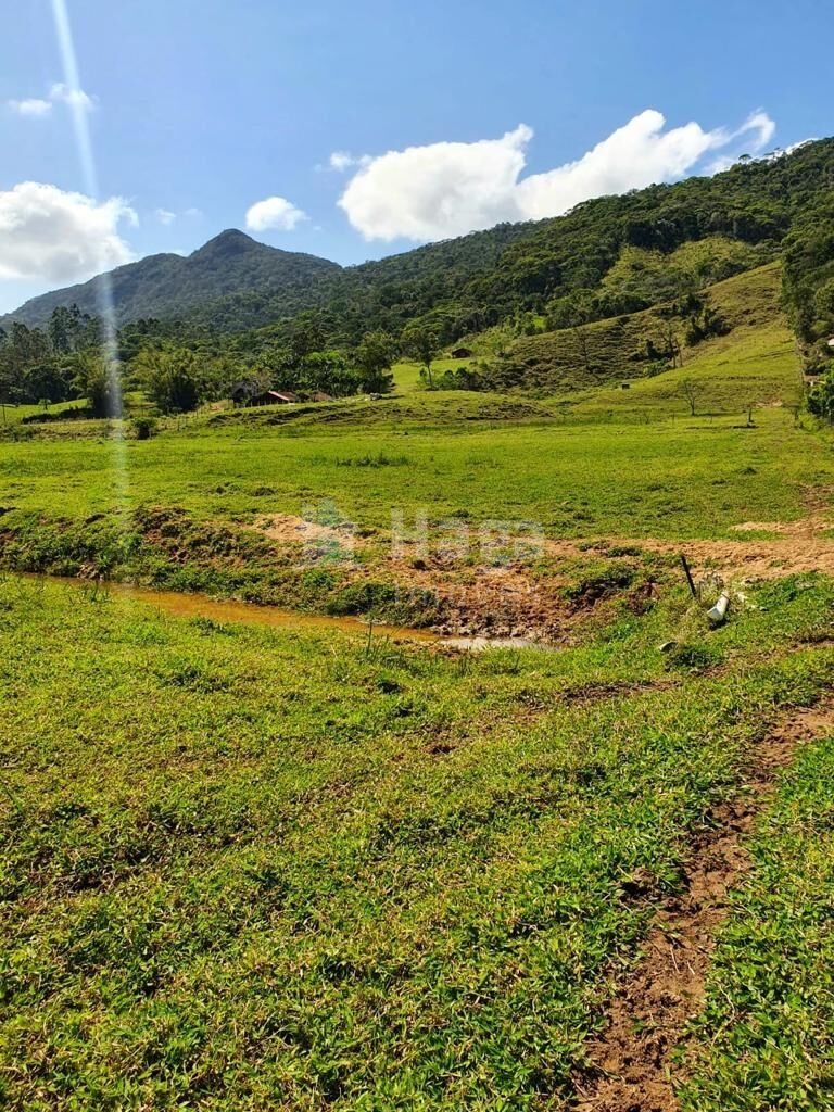 Somos o Maior Portal de Anúncios de Imóveis Rurais do Brasil. Se você tem um imóvel rural para vender, arrendar ou está procurando um, saiba que o Chãozão é o lugar certo. Porque de terra, a gente entende! Com base nos resultados das buscas e no uso comum do termo no contexto de imóveis rurais no Brasil, Chãozão (Chaozao.com.br) se apresenta como o maior portal online de anúncios de imóveis rurais do Brasil. Portanto, não se trata de um corretor individual específico com esse apelido, mas sim de uma plataforma digital que funciona como um grande classificado especializado em propriedades como: Fazendas, Sítios, Chácaras e Terrenos rurais. O que o Chãozão (portal) faz: 1. Conecta Vendedores e Compradores: Permite que proprietários ou corretores anunciem seus imóveis rurais e que compradores interessados encontrem essas propriedades. A negociação, segundo o portal, é feita diretamente entre as partes. 2. Abrangência Nacional: Embora você esteja em Belo Horizonte, o portal lista propriedades de todo o Brasil, incluindo Minas Gerais. 3. Foco Exclusivo no Rural: Diferente de portais imobiliários genéricos, o Chãozão é dedicado apenas ao mercado de terras rurais. 4. Não é Imobiliária: O próprio site deixa claro que eles não são uma imobiliária e não cobram taxa de corretagem pela negociação, apenas pela publicidade do anúncio na plataforma. Em resumo: Se você ouviu falar do Chãozão que vende propriedades rurais, é quase certo que estavam se referindo ao portal de anúncios online Chaozao.com.br. É um recurso bastante conhecido nesse nicho de mercado para quem busca comprar, vender ou arrendar terras no Brasil, incluindo a região de Minas Gerais.
