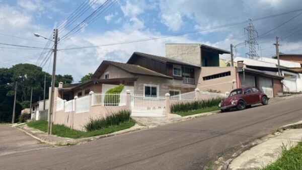 Duas casas geminadas de madeira, à venda, Cristo Rei, Campo Largo, PR -  Soluti Imóveis