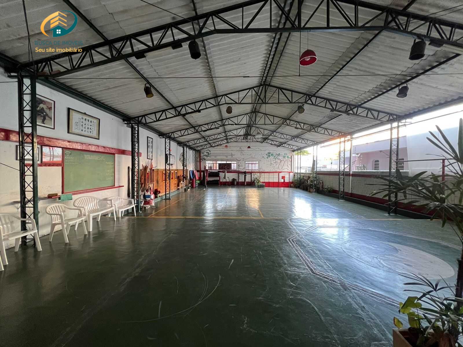 Casa à venda com 4 quartos, 300m² - Foto 2