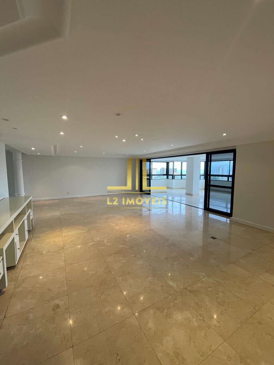 Apartamento à venda com 4 quartos, 298m² - Foto 2