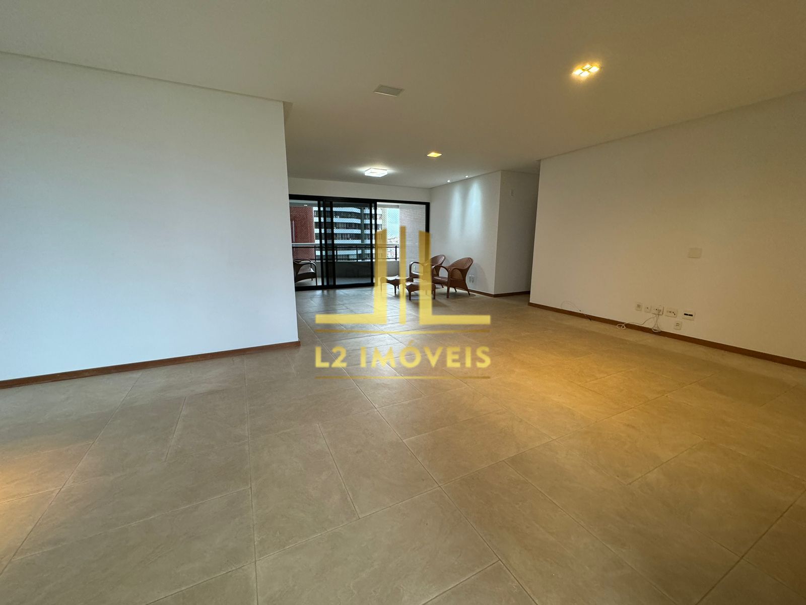 Apartamento à venda com 4 quartos, 236m² - Foto 2