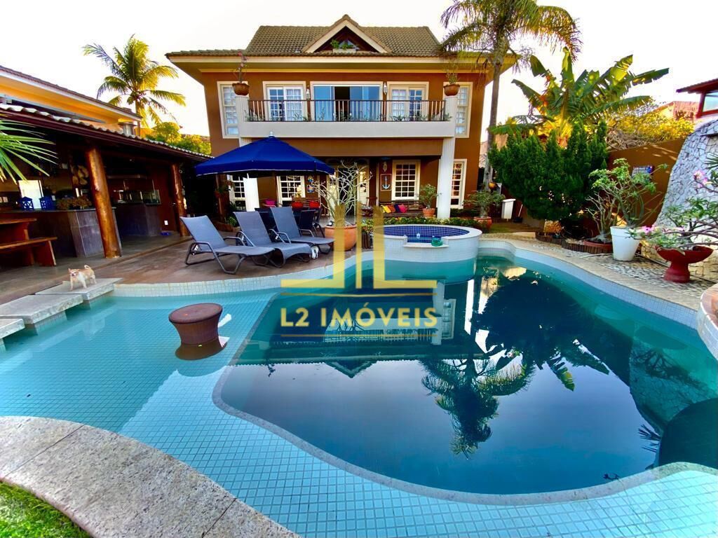 Casa à venda com 7 quartos, 300m² - Foto 1