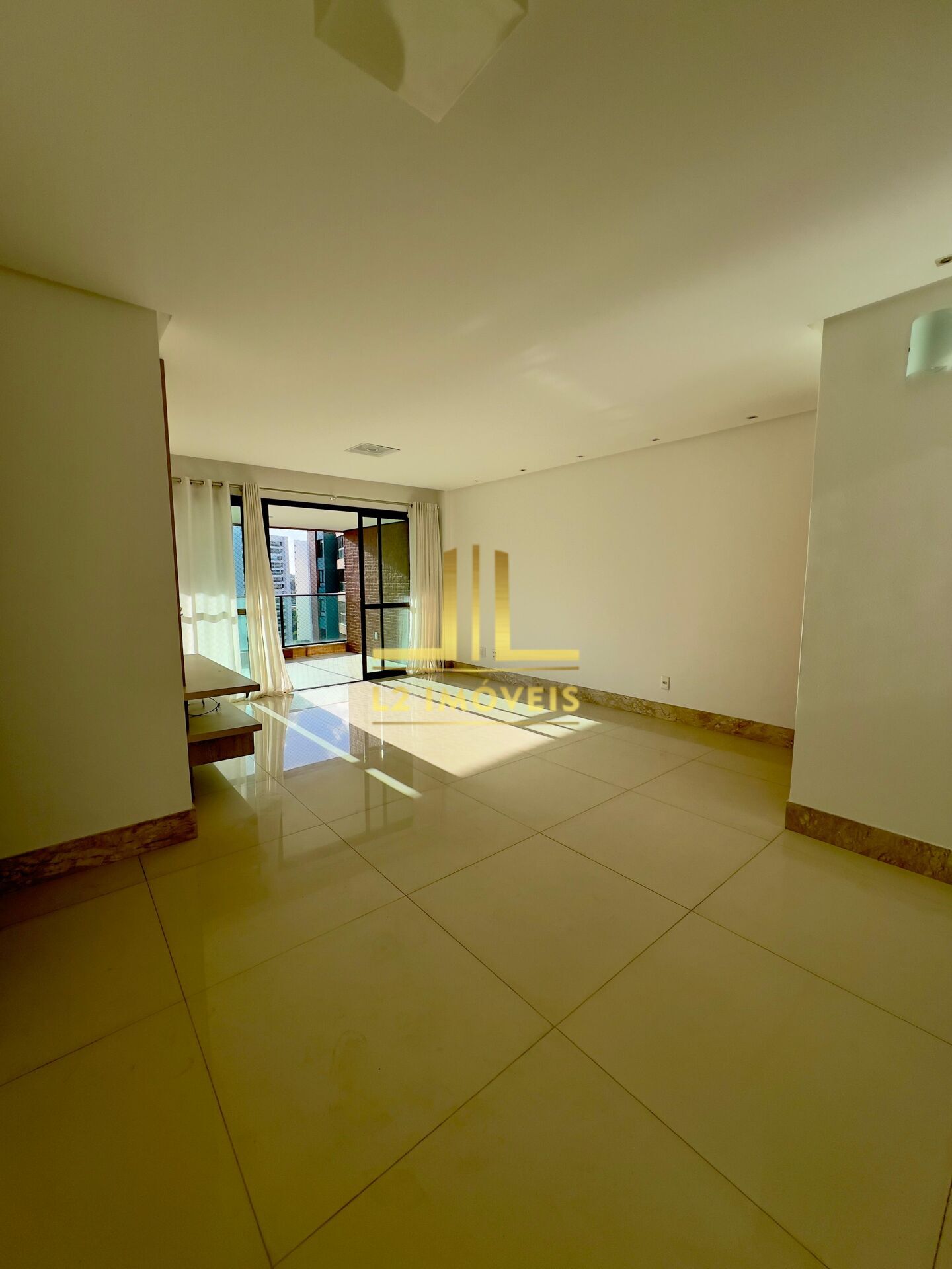 Apartamento à venda com 4 quartos, 145m² - Foto 2