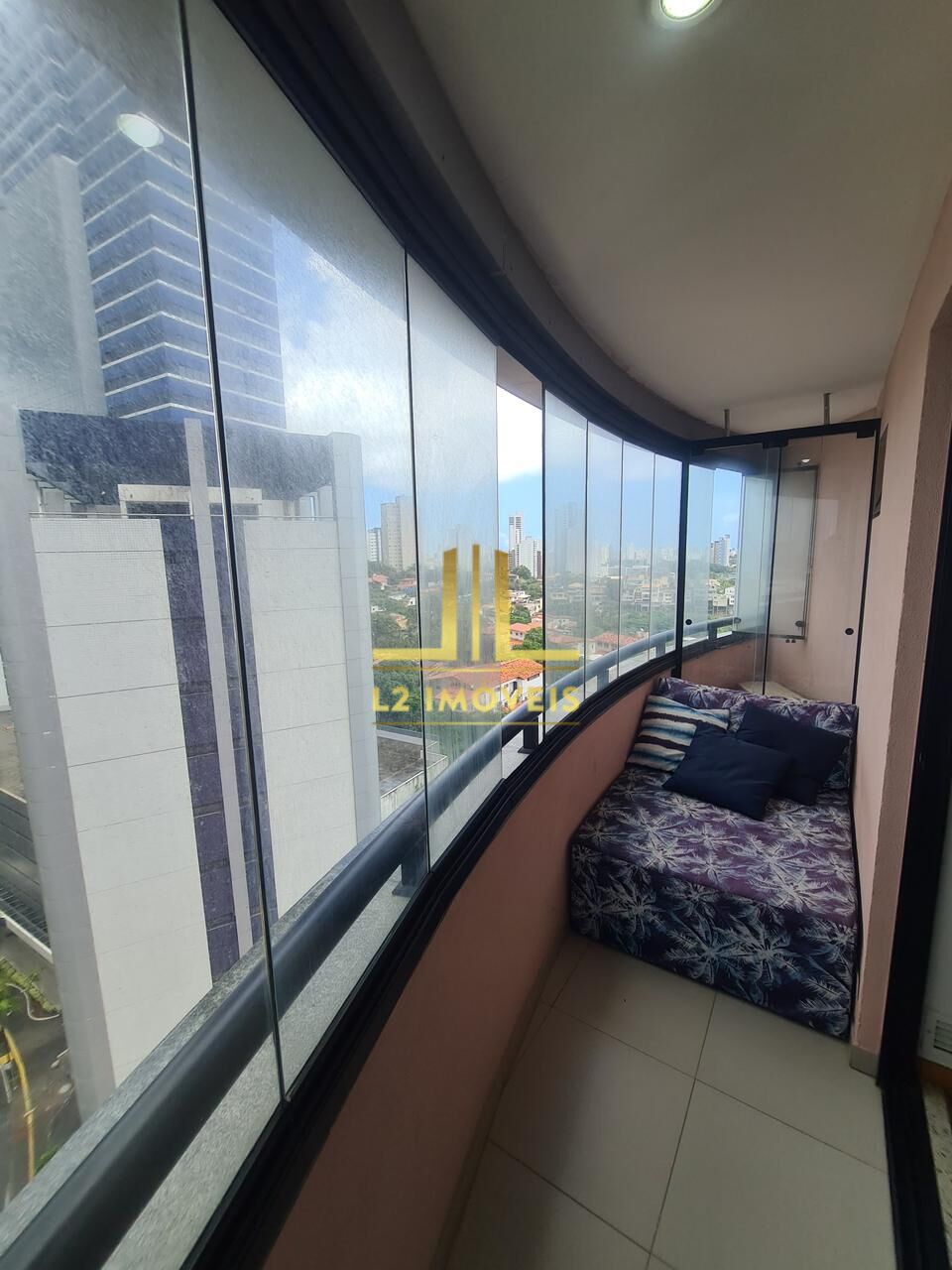 Apartamento à venda com 1 quarto, 50m² - Foto 2