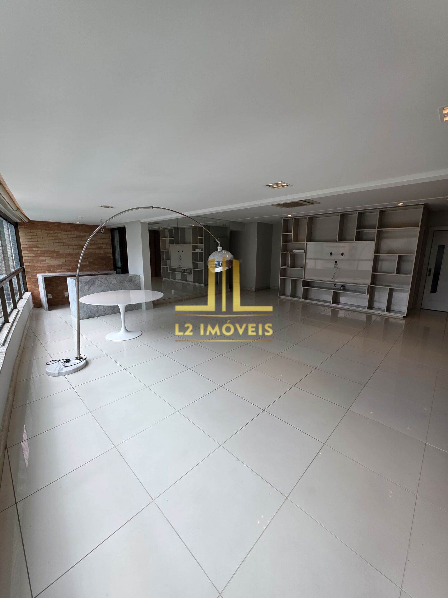 Apartamento à venda com 3 quartos, 185m² - Foto 1