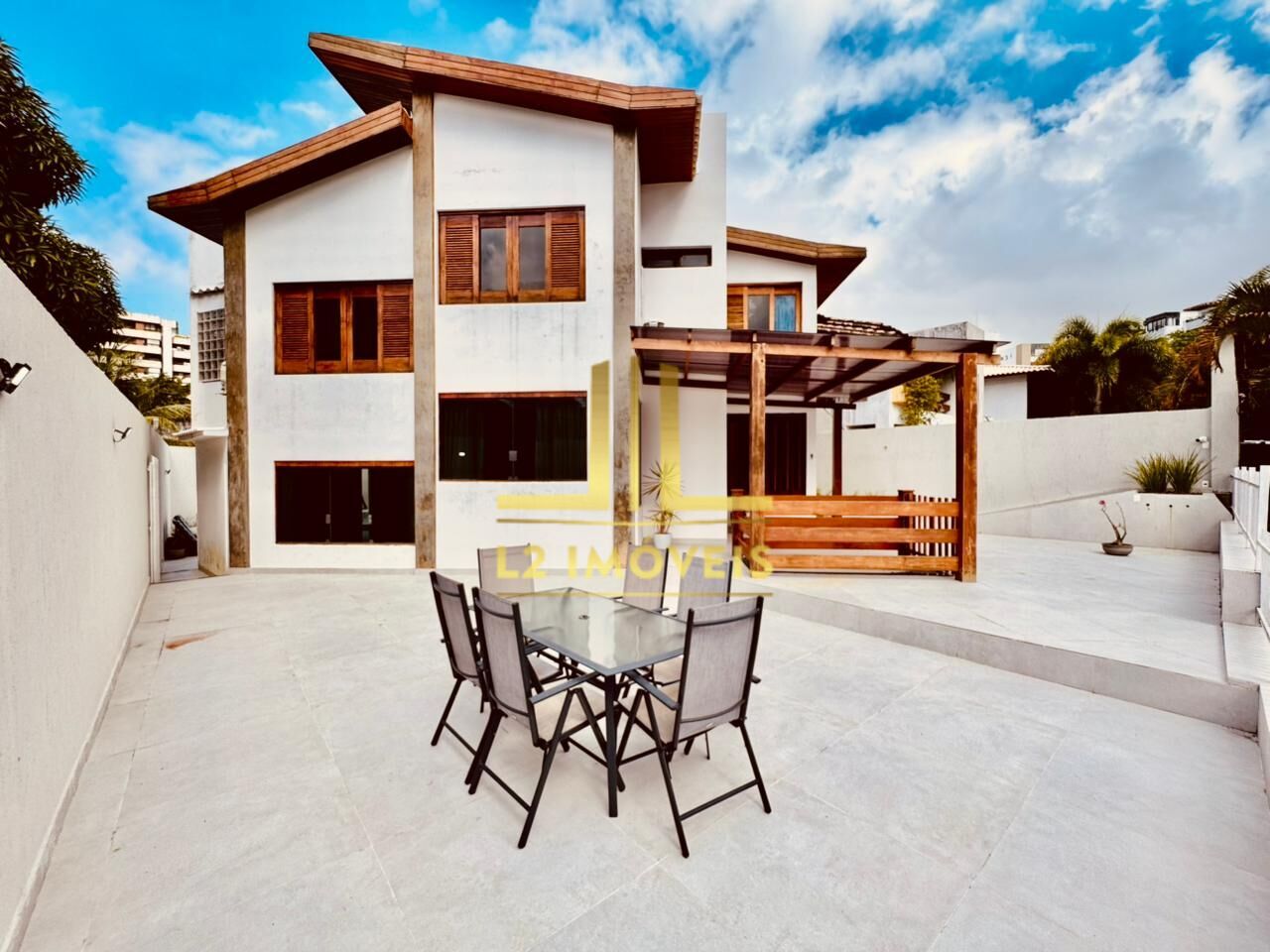 Casa à venda com 4 quartos, 310m² - Foto 1