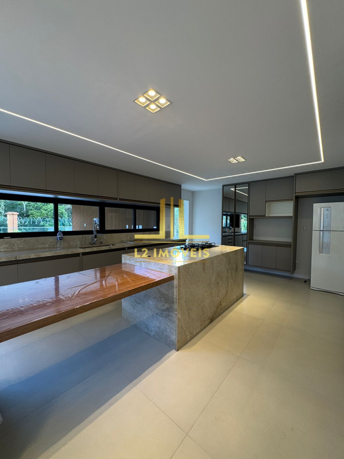 Casa à venda com 4 quartos, 335m² - Foto 9