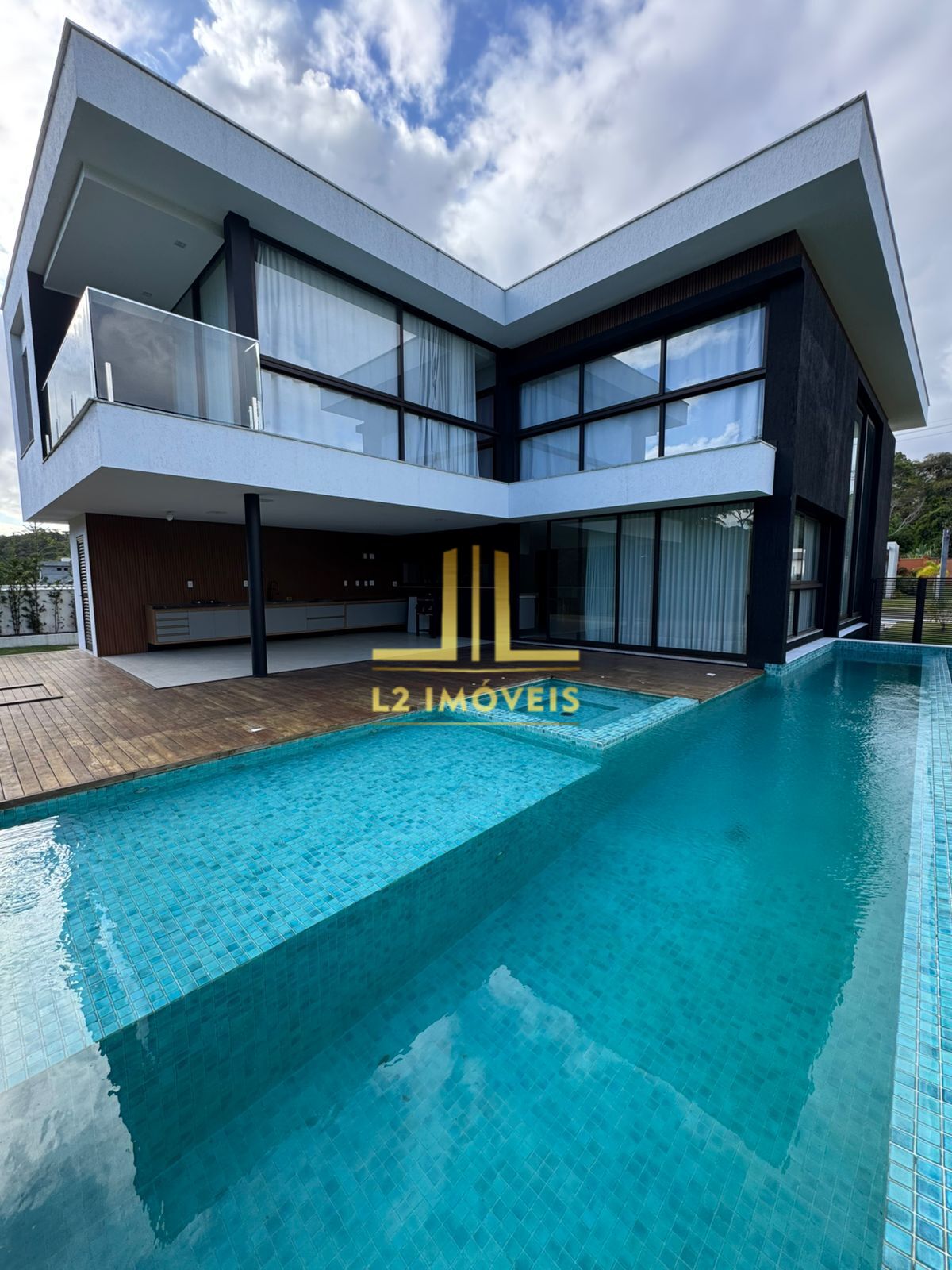 Casa à venda com 4 quartos, 335m² - Foto 2