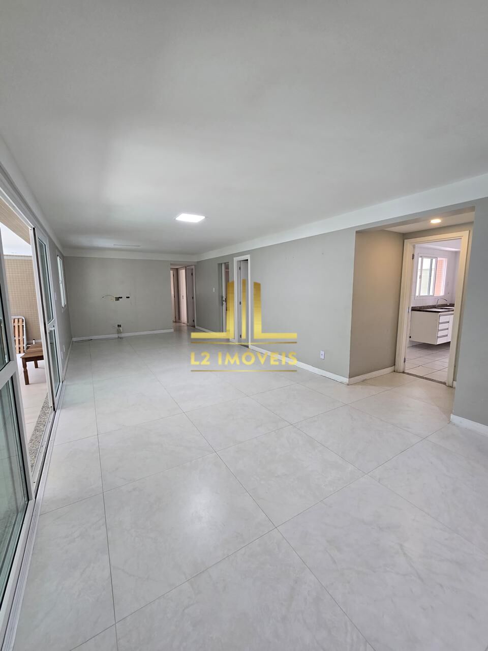 Apartamento à venda com 3 quartos, 143m² - Foto 3