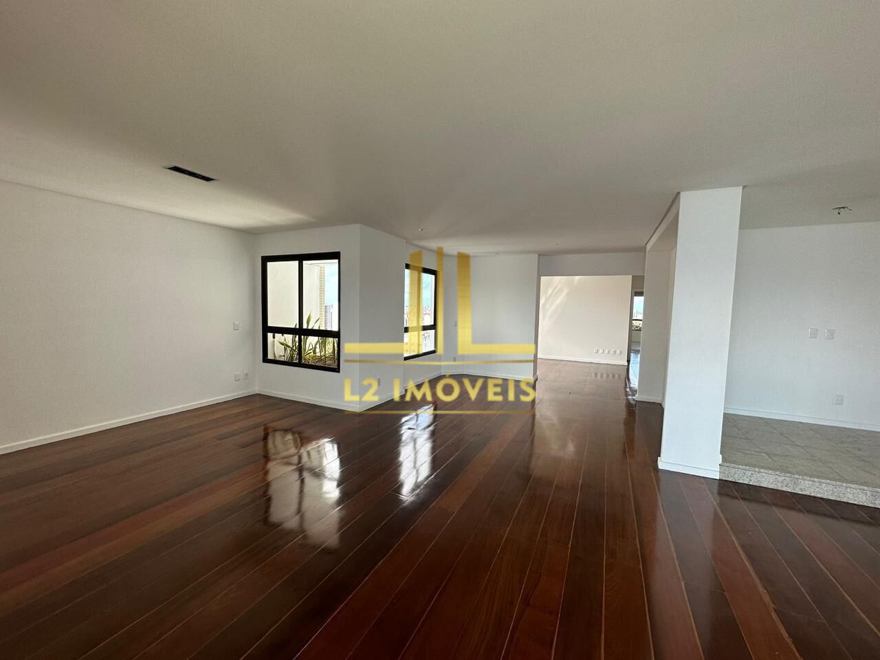 Apartamento à venda com 4 quartos, 250m² - Foto 1