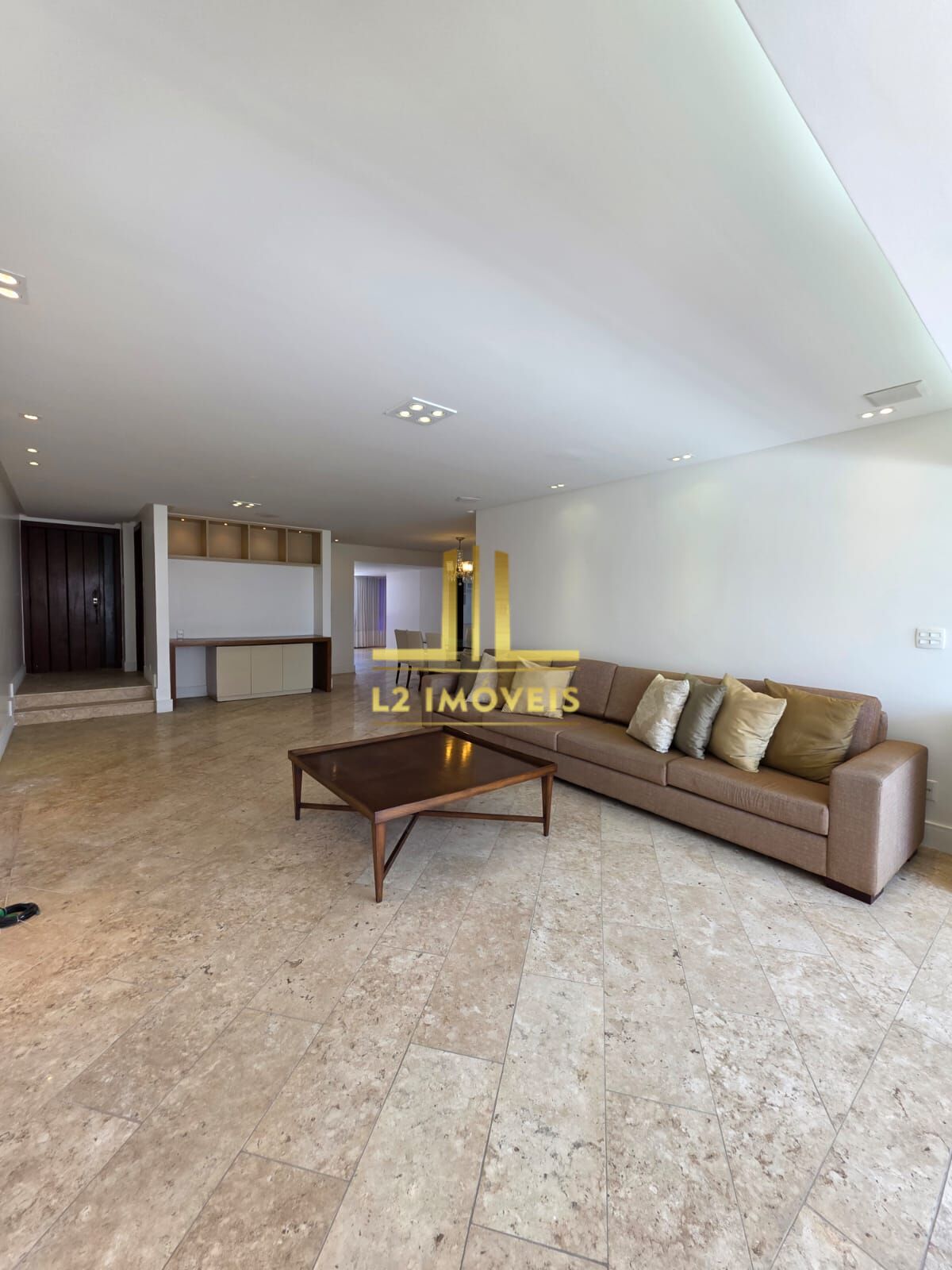 Apartamento para alugar com 4 quartos, 240m² - Foto 2