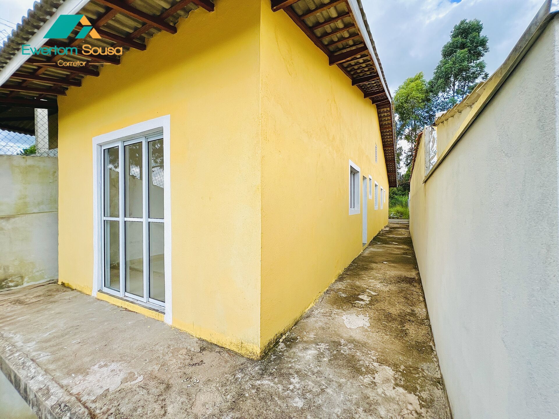 Casa à venda com 3 quartos, 70m² - Foto 2