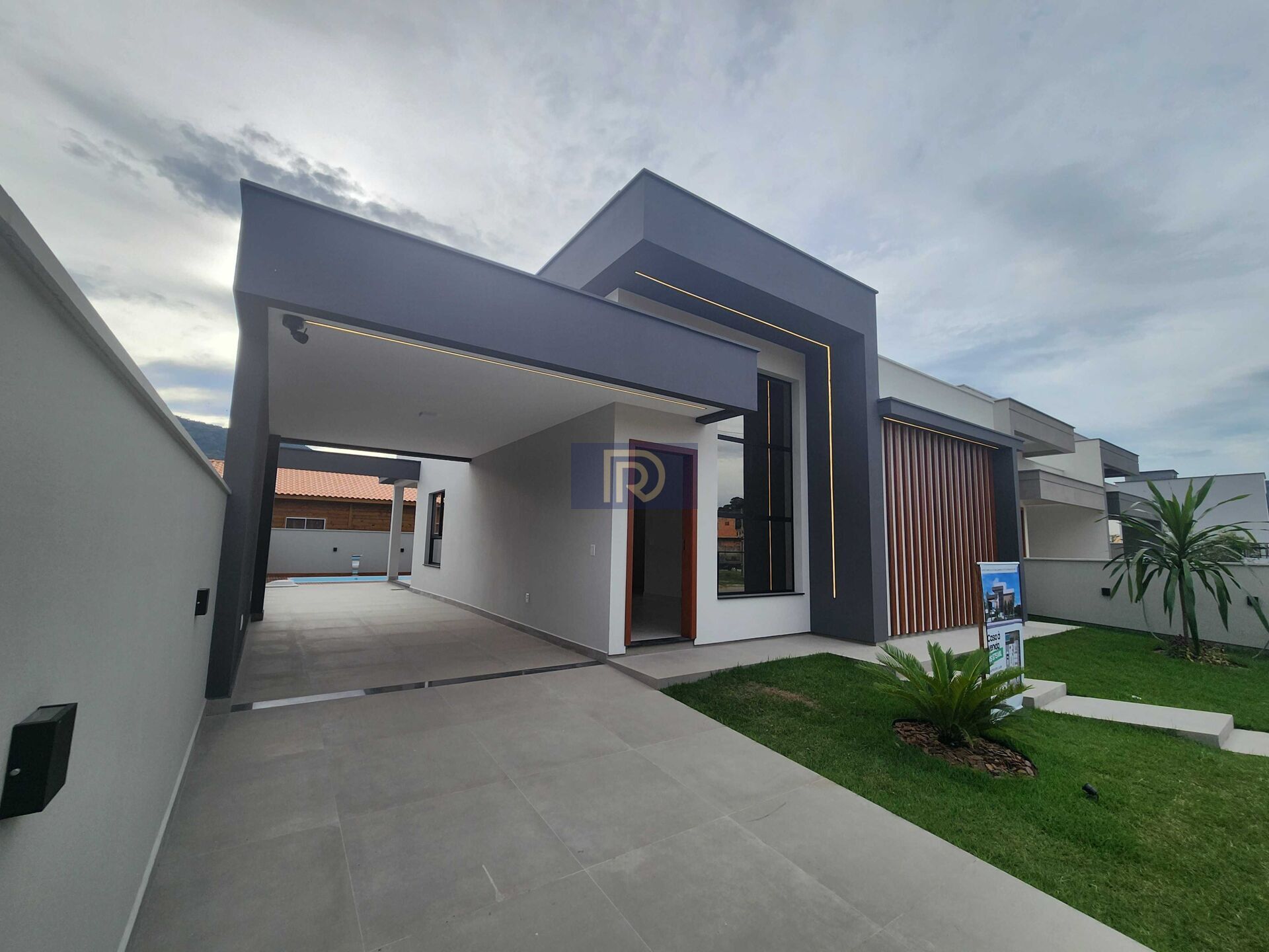 Casa à venda com 3 quartos, 108m² - Foto 1