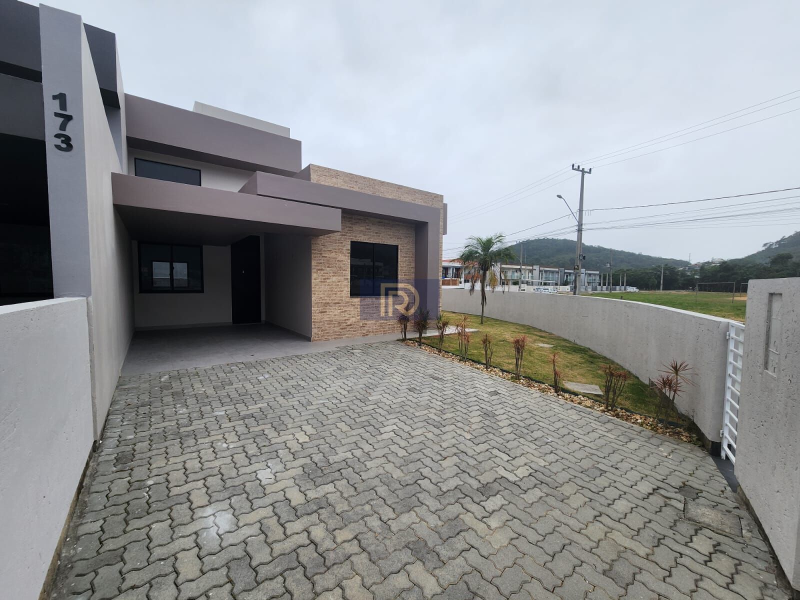 Casa à venda com 3 quartos, 98m² - Foto 1