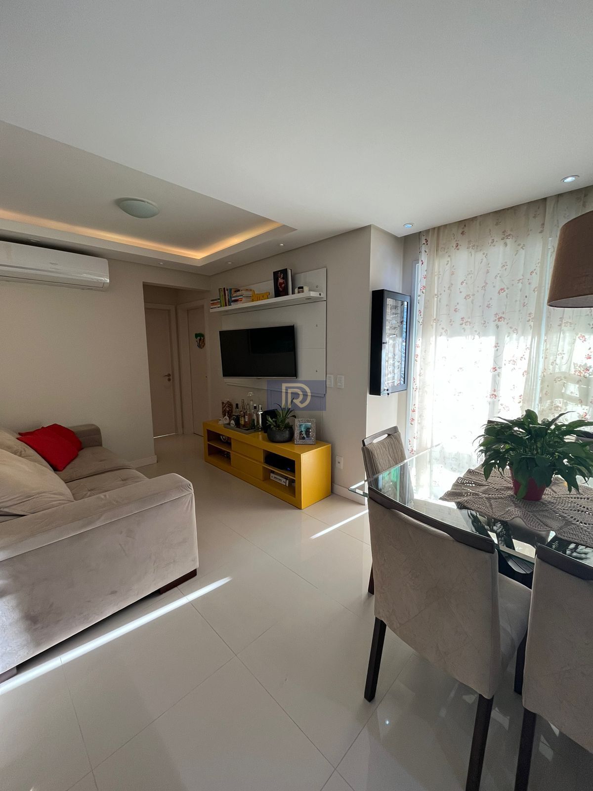 Apartamento à venda com 2 quartos, 77m² - Foto 2